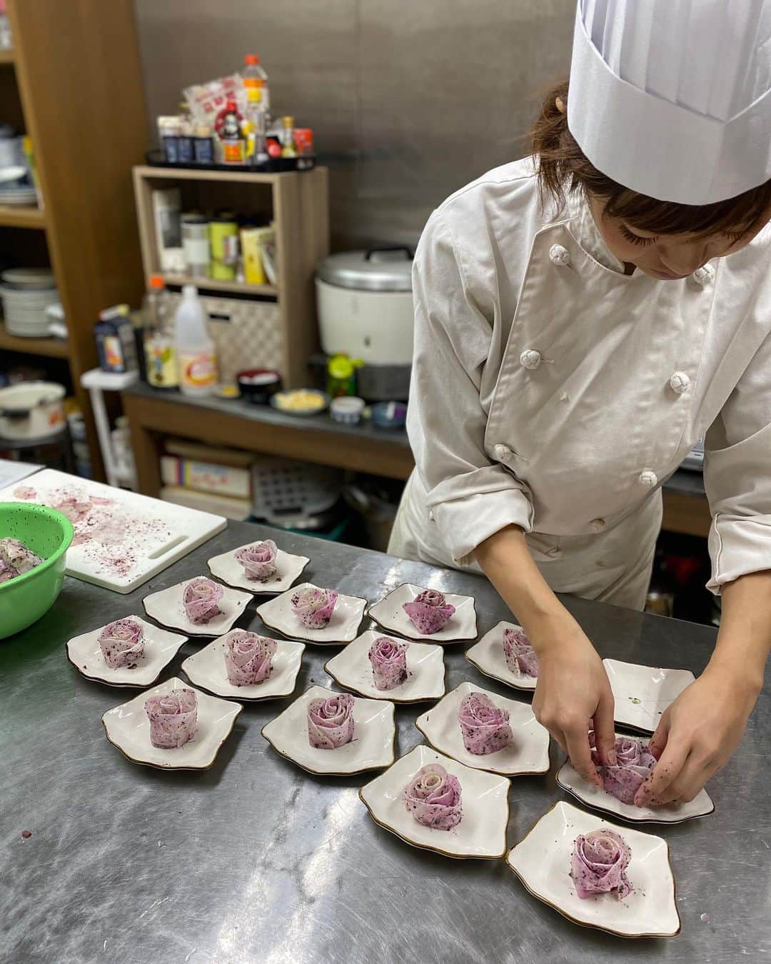 橋元優菜さんのインスタグラム写真 - (橋元優菜Instagram)「＊ イタリアンやフレンチの名店で基礎を学び、ミシュラン星付きのレストラン等で修行を重ねたシェフ〝Yumiko〟と一緒に始めた出張シェフや料理教室を運営する『salon de Utoo』 ＊ 今年のクリスマスはシェフYumikoとともに出張シェフのお仕事に行って参りました。 ＊ ＊ ご自宅や施設の厨房にお伺いして、お客様の好みに合ったコース料理やパーティーメニューを作らせていただいているのですが、 今回はお客様にお年寄りが多いとのことでしたので、前菜からメインまでたくさんの野菜を使ったヘルシーな創作料理のコースをテーマにいたしました☺️ ＊ ＊ 今回は私も初めての厨房デビュー👩‍🍳 なんと、お料理のお手伝いもさせていただきました😭♡ ＊ 準備が始まってから1ミリも休む時間がなく、やりがいこそありましたが、コース料理の厨房の壮絶さを身に染みて感じました。💦 料理人さん、いつもおいしいご飯をありがとう😭 ＊ ＊ #出張シェフ #ウェルネス #カルパッチョ #コース料理 #創作料理 #cooking #料理 #日本食 #和食 #出張料理人 #シェフ #鴨 #イタリアン #フレンチ #クリスマス #クリスマスディナー #女性シェフ #ケータリング #東京 #japanesefood #群馬県」12月25日 19時55分 - oosakayuu