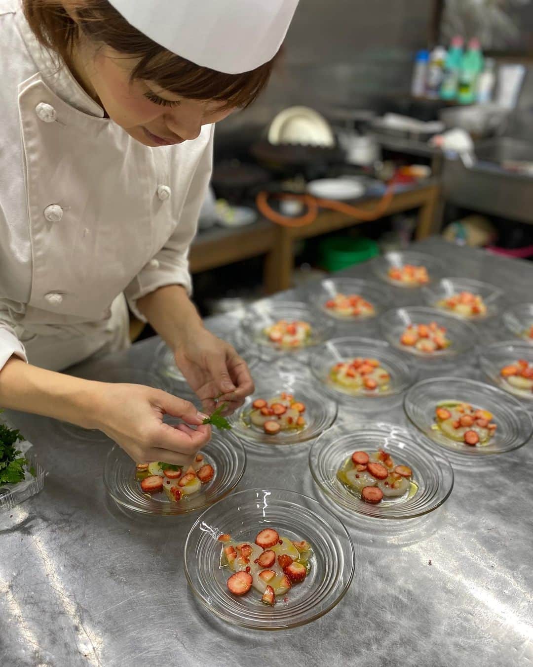 橋元優菜さんのインスタグラム写真 - (橋元優菜Instagram)「＊ イタリアンやフレンチの名店で基礎を学び、ミシュラン星付きのレストラン等で修行を重ねたシェフ〝Yumiko〟と一緒に始めた出張シェフや料理教室を運営する『salon de Utoo』 ＊ 今年のクリスマスはシェフYumikoとともに出張シェフのお仕事に行って参りました。 ＊ ＊ ご自宅や施設の厨房にお伺いして、お客様の好みに合ったコース料理やパーティーメニューを作らせていただいているのですが、 今回はお客様にお年寄りが多いとのことでしたので、前菜からメインまでたくさんの野菜を使ったヘルシーな創作料理のコースをテーマにいたしました☺️ ＊ ＊ 今回は私も初めての厨房デビュー👩‍🍳 なんと、お料理のお手伝いもさせていただきました😭♡ ＊ 準備が始まってから1ミリも休む時間がなく、やりがいこそありましたが、コース料理の厨房の壮絶さを身に染みて感じました。💦 料理人さん、いつもおいしいご飯をありがとう😭 ＊ ＊ #出張シェフ #ウェルネス #カルパッチョ #コース料理 #創作料理 #cooking #料理 #日本食 #和食 #出張料理人 #シェフ #鴨 #イタリアン #フレンチ #クリスマス #クリスマスディナー #女性シェフ #ケータリング #東京 #japanesefood #群馬県」12月25日 19時55分 - oosakayuu