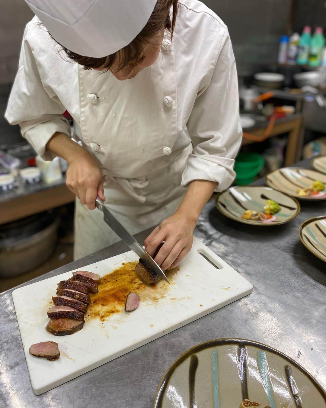 橋元優菜さんのインスタグラム写真 - (橋元優菜Instagram)「＊ イタリアンやフレンチの名店で基礎を学び、ミシュラン星付きのレストラン等で修行を重ねたシェフ〝Yumiko〟と一緒に始めた出張シェフや料理教室を運営する『salon de Utoo』 ＊ 今年のクリスマスはシェフYumikoとともに出張シェフのお仕事に行って参りました。 ＊ ＊ ご自宅や施設の厨房にお伺いして、お客様の好みに合ったコース料理やパーティーメニューを作らせていただいているのですが、 今回はお客様にお年寄りが多いとのことでしたので、前菜からメインまでたくさんの野菜を使ったヘルシーな創作料理のコースをテーマにいたしました☺️ ＊ ＊ 今回は私も初めての厨房デビュー👩‍🍳 なんと、お料理のお手伝いもさせていただきました😭♡ ＊ 準備が始まってから1ミリも休む時間がなく、やりがいこそありましたが、コース料理の厨房の壮絶さを身に染みて感じました。💦 料理人さん、いつもおいしいご飯をありがとう😭 ＊ ＊ #出張シェフ #ウェルネス #カルパッチョ #コース料理 #創作料理 #cooking #料理 #日本食 #和食 #出張料理人 #シェフ #鴨 #イタリアン #フレンチ #クリスマス #クリスマスディナー #女性シェフ #ケータリング #東京 #japanesefood #群馬県」12月25日 19時55分 - oosakayuu