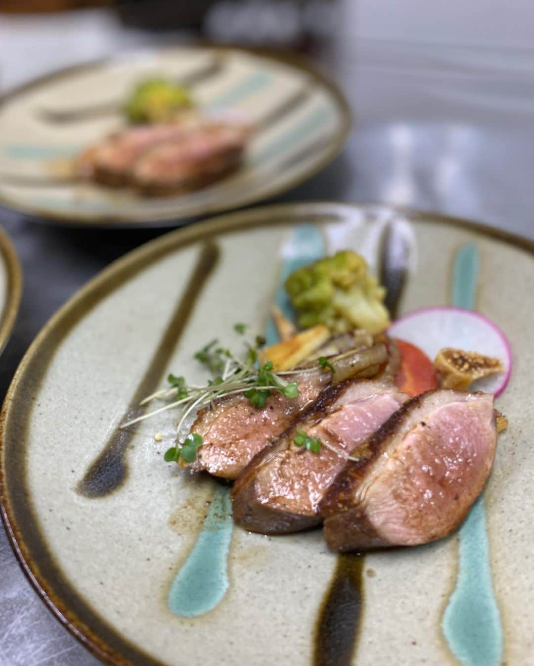 橋元優菜さんのインスタグラム写真 - (橋元優菜Instagram)「＊ イタリアンやフレンチの名店で基礎を学び、ミシュラン星付きのレストラン等で修行を重ねたシェフ〝Yumiko〟と一緒に始めた出張シェフや料理教室を運営する『salon de Utoo』 ＊ 今年のクリスマスはシェフYumikoとともに出張シェフのお仕事に行って参りました。 ＊ ＊ ご自宅や施設の厨房にお伺いして、お客様の好みに合ったコース料理やパーティーメニューを作らせていただいているのですが、 今回はお客様にお年寄りが多いとのことでしたので、前菜からメインまでたくさんの野菜を使ったヘルシーな創作料理のコースをテーマにいたしました☺️ ＊ ＊ 今回は私も初めての厨房デビュー👩‍🍳 なんと、お料理のお手伝いもさせていただきました😭♡ ＊ 準備が始まってから1ミリも休む時間がなく、やりがいこそありましたが、コース料理の厨房の壮絶さを身に染みて感じました。💦 料理人さん、いつもおいしいご飯をありがとう😭 ＊ ＊ #出張シェフ #ウェルネス #カルパッチョ #コース料理 #創作料理 #cooking #料理 #日本食 #和食 #出張料理人 #シェフ #鴨 #イタリアン #フレンチ #クリスマス #クリスマスディナー #女性シェフ #ケータリング #東京 #japanesefood #群馬県」12月25日 19時55分 - oosakayuu