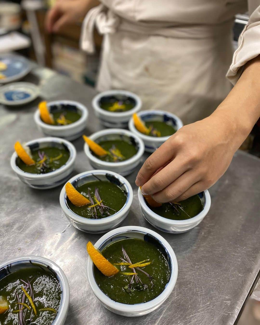 橋元優菜さんのインスタグラム写真 - (橋元優菜Instagram)「＊ イタリアンやフレンチの名店で基礎を学び、ミシュラン星付きのレストラン等で修行を重ねたシェフ〝Yumiko〟と一緒に始めた出張シェフや料理教室を運営する『salon de Utoo』 ＊ 今年のクリスマスはシェフYumikoとともに出張シェフのお仕事に行って参りました。 ＊ ＊ ご自宅や施設の厨房にお伺いして、お客様の好みに合ったコース料理やパーティーメニューを作らせていただいているのですが、 今回はお客様にお年寄りが多いとのことでしたので、前菜からメインまでたくさんの野菜を使ったヘルシーな創作料理のコースをテーマにいたしました☺️ ＊ ＊ 今回は私も初めての厨房デビュー👩‍🍳 なんと、お料理のお手伝いもさせていただきました😭♡ ＊ 準備が始まってから1ミリも休む時間がなく、やりがいこそありましたが、コース料理の厨房の壮絶さを身に染みて感じました。💦 料理人さん、いつもおいしいご飯をありがとう😭 ＊ ＊ #出張シェフ #ウェルネス #カルパッチョ #コース料理 #創作料理 #cooking #料理 #日本食 #和食 #出張料理人 #シェフ #鴨 #イタリアン #フレンチ #クリスマス #クリスマスディナー #女性シェフ #ケータリング #東京 #japanesefood #群馬県」12月25日 19時55分 - oosakayuu