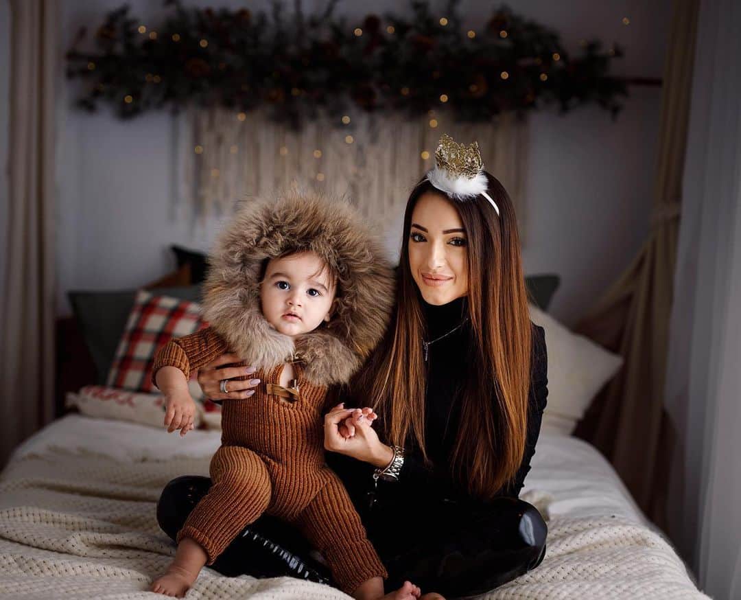ラリサ・ヨルダケのインスタグラム：「Leutul meu❤️🦁 #PrimulCraciuImpreuna #matusaFericita #EuSiTiago 🎄🎁 Craciun minunat tuturor! ⭐️🎄❤️」