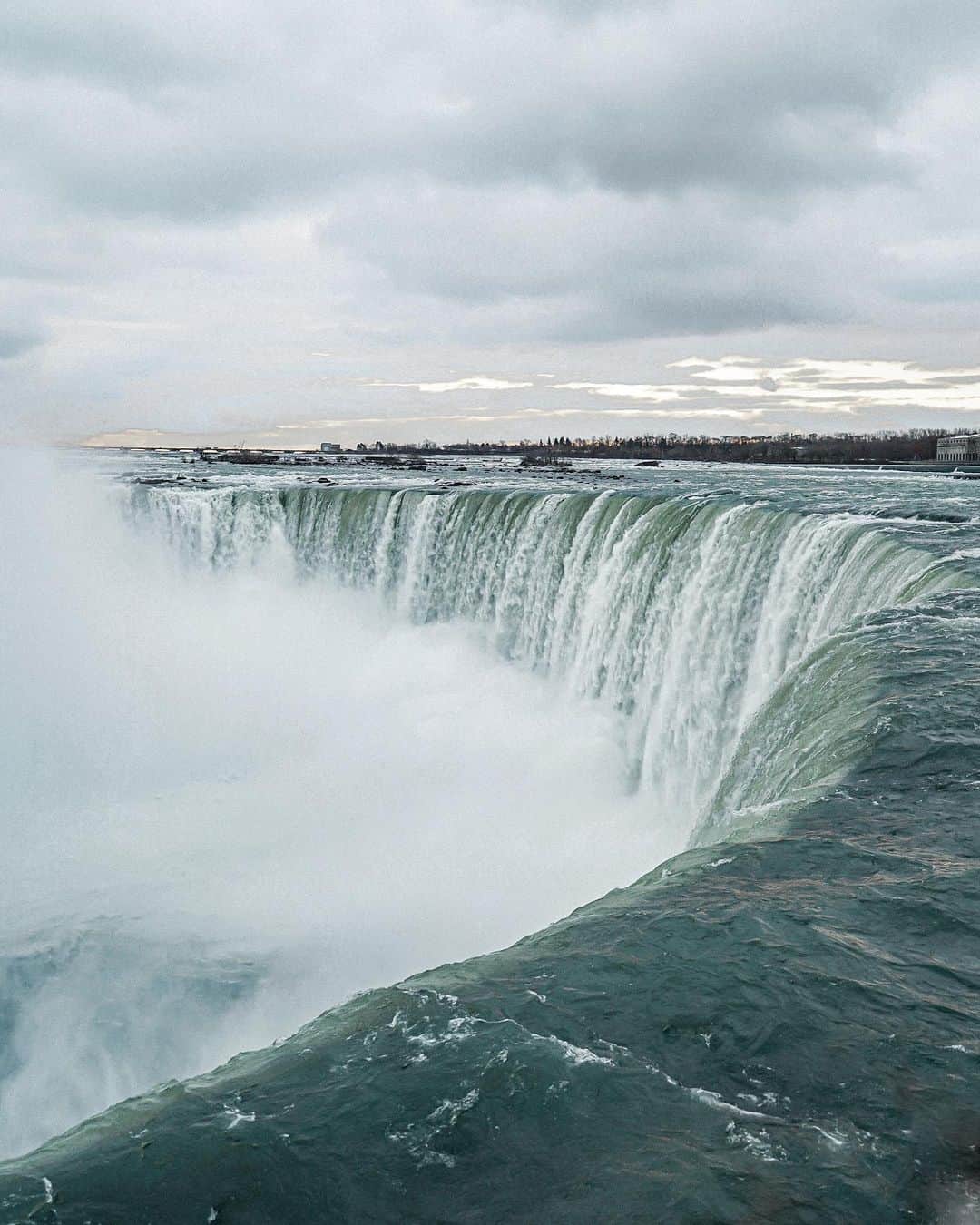 Manamiさんのインスタグラム写真 - (ManamiInstagram)「Niagara Falls こんなに近くで見れるなんて知らなかった🤯 やはり実際の迫力は凄い‼️😳😳 ㅤ 実際に見たいとかやりたいとか、 行きたい場所が世界にはまだまだ沢山あって 自分の人生の中で何を優先するか 最近すごく考えてた💭 年齢的にも立場的にも🤔 だけどやっぱり、 動けるうちにやれる事は全部やりたいし 行きたい場所には行きたいし 会いたい人には会いたい！ 明日交通事故で死ぬかもしれないし いきなり病気になるかもしれないし それは自分だけじゃなくて 大切な人がそうなる可能性もあるから🥺 来年は今より"今"を大切にしたい😌 ㅤ #ExploreNiagara #ExploreCanada #DiscoverON #カナダ観光局 #pr」12月25日 19時59分 - manashika