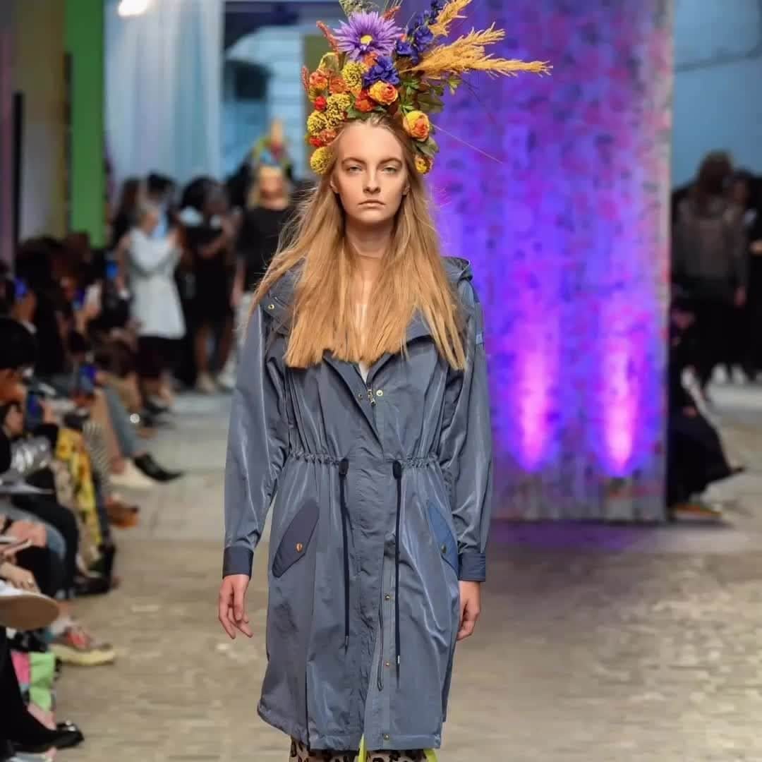 のインスタグラム：「The SS20 women's ready-to-wear "Layers" collection presented at Garage Lubeck during #PFW will be available for presale mid-January.⁠ #comingsoon⁠ ______⁠ #TatrasOfficial #Tatraspeople #jacketseason #parisfashionweek #TatrasSS20 #springsummer20 #TatrasLayers #hoodedparka #womensouterwear #womensjackets #garagelubeck #runwayshow」