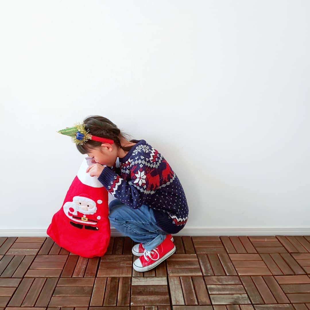 えりさんのインスタグラム写真 - (えりInstagram)「🎄 . . . ✽・:.. MerryX'mas✽・:.. . . #coordinate  knit：@right_on_kids  denim：@leejeansjp  sneakers：@converse_jp  accessory：@daiso_official」12月25日 20時01分 - chloerinrin