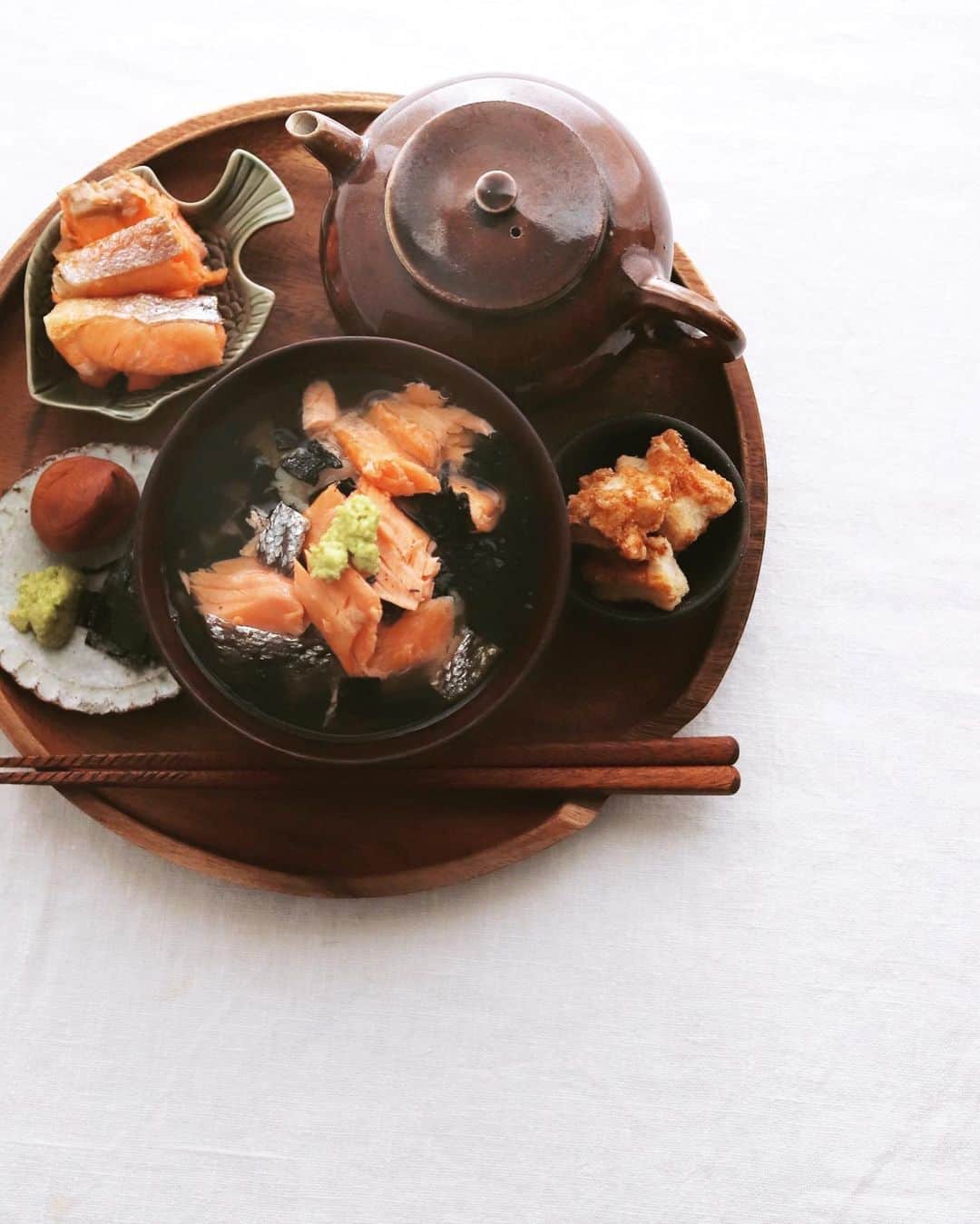 のインスタグラム：「Ochazuke . 昼に飲み過ぎて、 今夜はお茶漬け。 鮭ちょっと多め、 熱い煎茶を注ぎ。 年末疲れもあり 簡単にさらっと。 今年もあと少し がんばりましょ。 . . #お茶漬け #鮭茶漬け #ochazuke #chazuke」