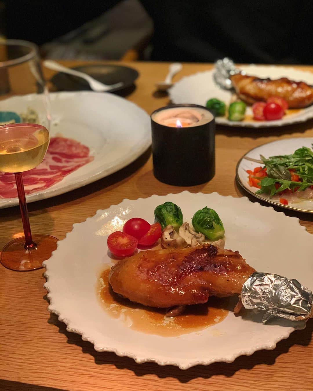 二ノ宮和佳子のインスタグラム：「Merry X’mas🎄🎅 昨夜は チキン 鯛のカルパッチョ 生ハムとチーズ クリームシチュー  チキンは、 にんにく、しょうが、お酒、お醤油、みりん、お砂糖に漬け込み、フライパンで焼きました ピリっとしょうが多目にしましたが、息子もパクパク食べてくれてよかった♡  赤とグリーンを沢山使った食卓で、クリスマス🎄感を演出  で、今夜はカレーと普通の夕食w... 今年も家族揃って、わいわい楽しく頂けて有り難いね♡  皆さまも、素敵なクリスマスを🎄  #happymerrychristmas」