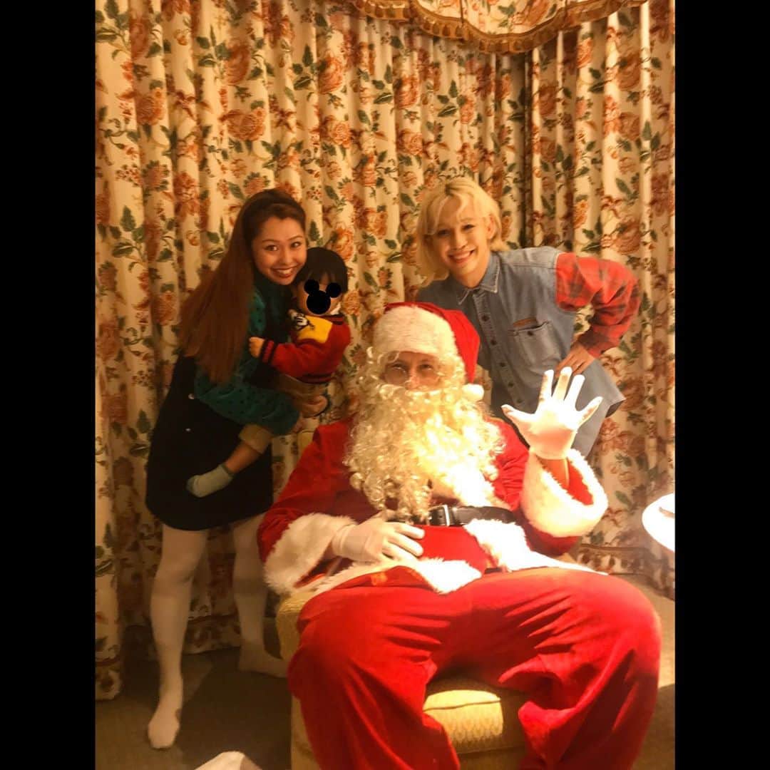 オクヒラテツコ（ぺこ）さんのインスタグラム写真 - (オクヒラテツコ（ぺこ）Instagram)「Happy Merry Christmas!!🎄🎁 イヴの昨夜は家族でホテルに泊まると…サンタさんがプレゼントを持ってお部屋にきてくれました♥️（最初はなかなかいい反応やったのに、お膝の上においでとサンタさんに言ってもらった瞬間めっちゃ嫌がっていたりんく。笑）」12月25日 20時10分 - pecotecooo