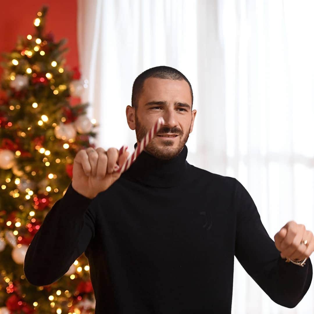 ユヴェントスFCさんのインスタグラム写真 - (ユヴェントスFCInstagram)「Merry Christmas to all the Bianconeri family in the world! 🎄⚪⚫ #CHRISTMASHUP #ForzaJuve」12月25日 20時11分 - juventus