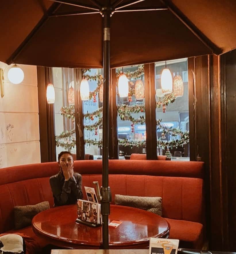 佐藤あずみのインスタグラム：「ℳℯ𝓇𝓇𝓎 𝒸𝒽𝓇𝒾𝓈𝓉𝓂𝒶𝓈❤︎ . お仕事後にめぐちゃんとシュラスコ食べて、バー2件はしごXmas🎄❤️ . メンズとの予定はございませんのでゴリゴリにニンニク食べた Xmas🎅❤️ . 2人とも疲れててワイン3杯で酔っちゃってご飯食べながらやたらはしゃいだ Xmas🎄❤️ . 楽しかったMerry Xmas🎅❤️ . #xmas #happyxmas」