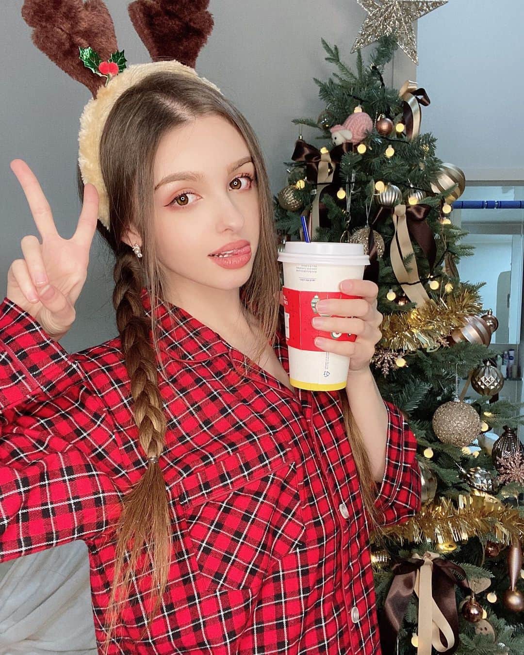 Elina 엘리나 (エリナ) さんのインスタグラム写真 - (Elina 엘리나 (エリナ) Instagram)「Merry Christmas🤩🎄 at Sasha's house, good time❤️ 여러분 메리 크리스마스에요 ! 항상 건강하게ㅎㅎ」12月25日 20時16分 - elina_4_22