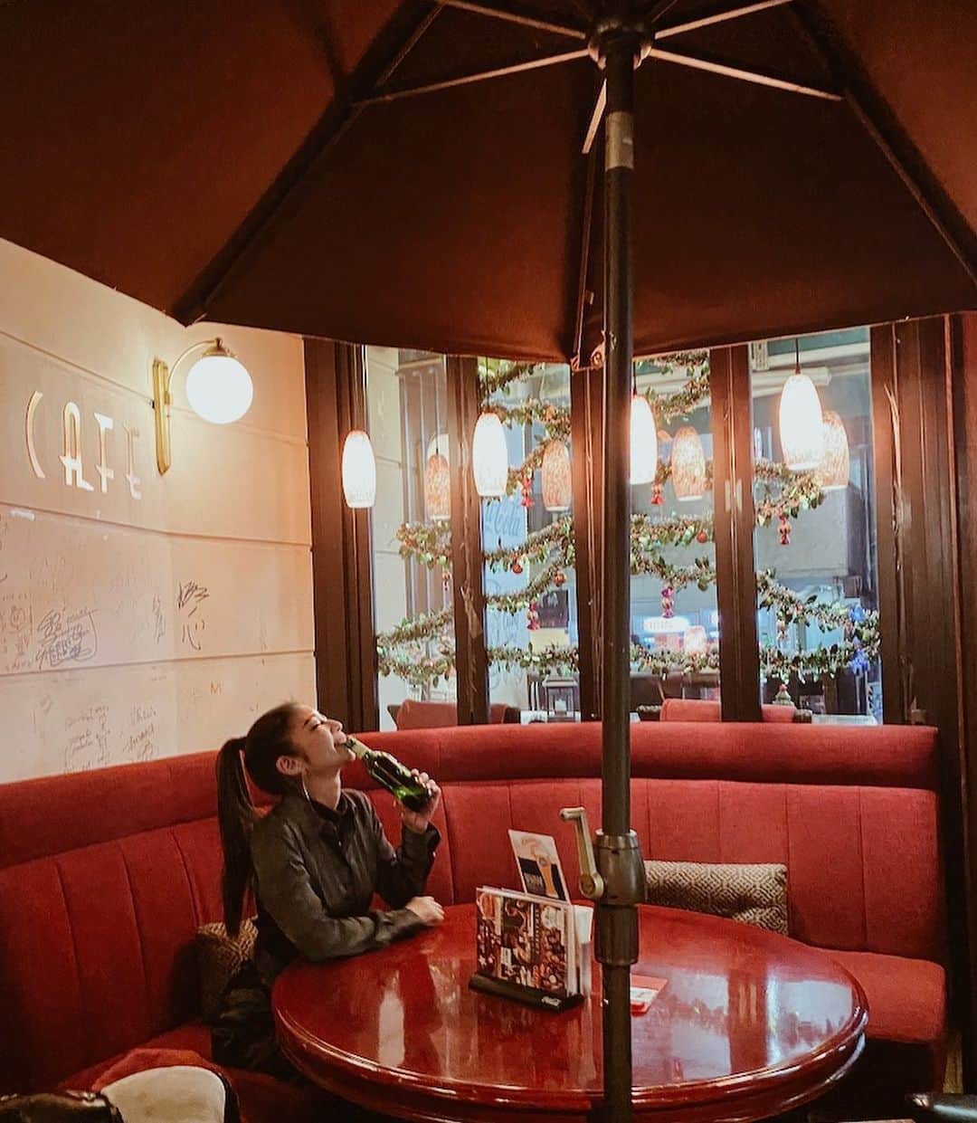 佐藤あずみさんのインスタグラム写真 - (佐藤あずみInstagram)「ℳℯ𝓇𝓇𝓎 𝒸𝒽𝓇𝒾𝓈𝓉𝓂𝒶𝓈❤︎ . お仕事後にめぐちゃんとシュラスコ食べて、バー2件はしごXmas🎄❤️ . メンズとの予定はございませんのでゴリゴリにニンニク食べた Xmas🎅❤️ . 2人とも疲れててワイン3杯で酔っちゃってご飯食べながらやたらはしゃいだ Xmas🎄❤️ . 楽しかったMerry Xmas🎅❤️ . #xmas #happyxmas」12月25日 20時16分 - azumisato0330