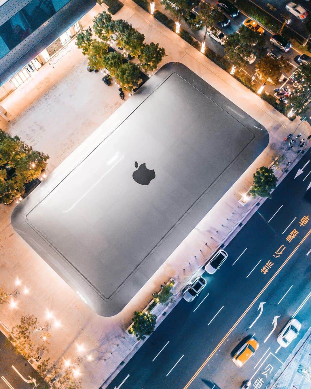 樂さんのインスタグラム写真 - (樂Instagram)「台北。Apple信義A13🍎 全台唯一的apple旗艦店🔥🔥🔥 是誰把apple macbook 遺落在這裡，快點來認領🤣 這樣看起來真的超像一台巨型筆電，有夠可愛的啦😍😍😍 Tag朋友分享給他們看這個巨型筆電🤣 - . . . . . .  #ygtphotograph#iseetaiwan#vscotaiwan#bpintaiwan #amazingtaiwan#igerstaiwan#exploretaiwan#popdaily #tv_pointofview#ig_photooftheday#ig_color#way2ill #taiwangram#instagrammer#bnw_legit#artofvisuals #illgramers#台灣#台北#台北景點#taipei#apple#imac」12月25日 20時11分 - ygt1016