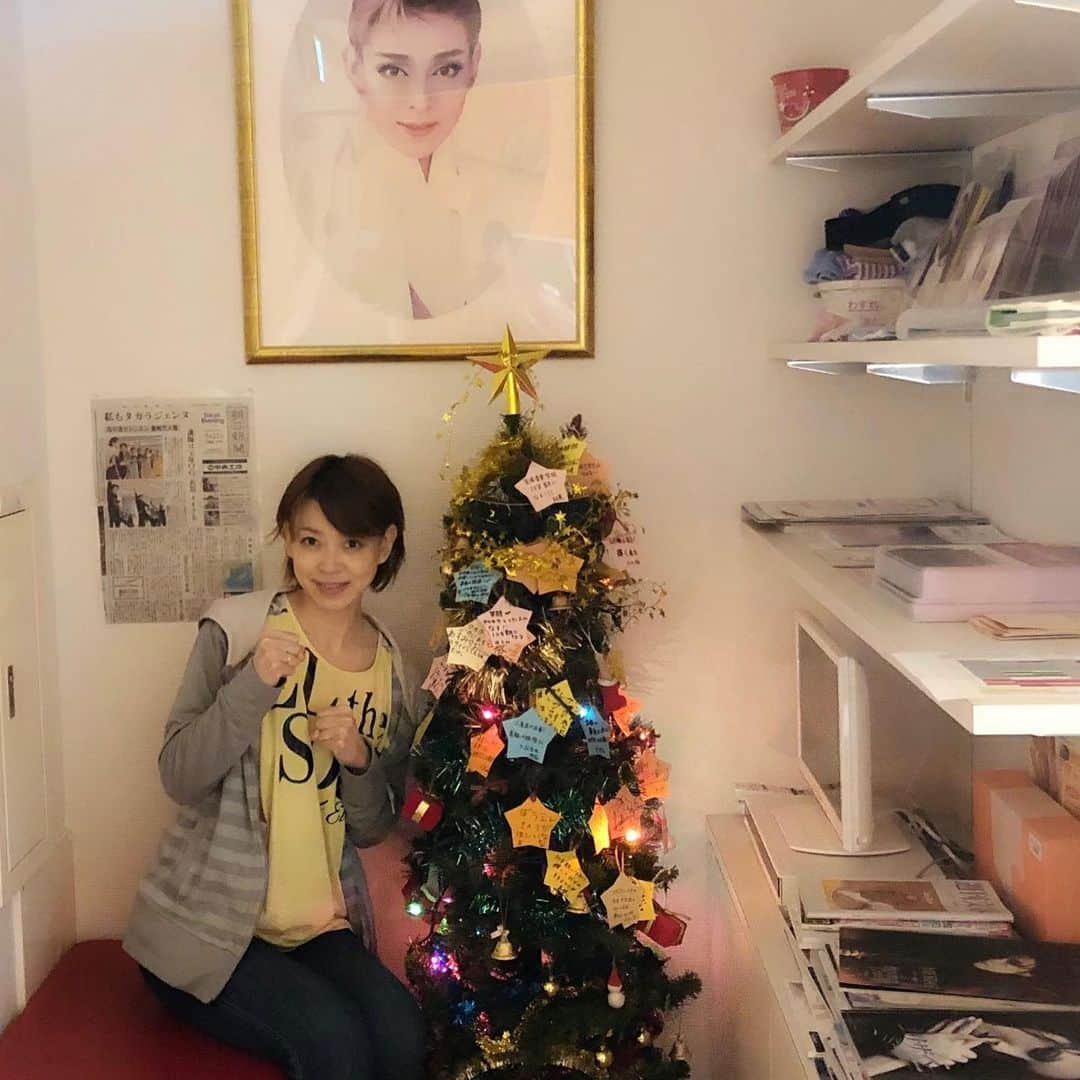 初嶺麿代さんのインスタグラム写真 - (初嶺麿代Instagram)「#メリークリスマス  今年も#クリスマスツリー　 スター短冊に#おとな女子 #宝塚受験生 #キッズ  みんなの願いを込めて^_^ Merry Xmas❤️🎄 #宝塚受験スクール  #キッズバレエ  #キッズミュージカル  #なりきりタカラヅカ  #健康 #趣味 #美容 に #学芸大学 #池袋 #宝塚og」12月25日 20時12分 - hatsunemayo