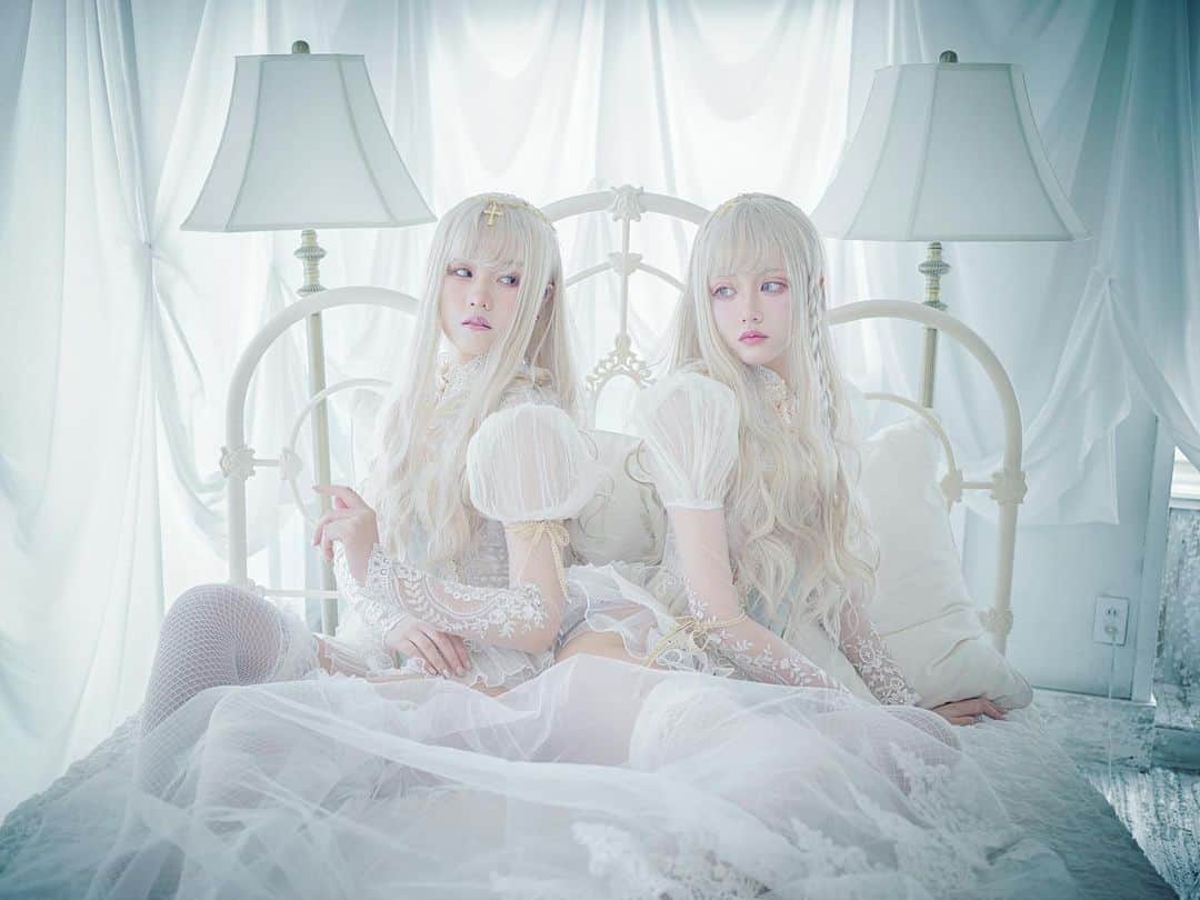赤羽律のインスタグラム：「Merry Christmas🌹 ・ 👑Versailles👑 . お姉さん　@slumei . P＊ @kyan0702 . #originalcosplay #originalcostume #handmade #オリジナルコスプレ #手作り #blonde #twins #gold #royalty #versailles #貴族 #ballerina #cosplayer #コスプレイヤー #コスプレイヤー自画撮り部 #自撮り #selfie」