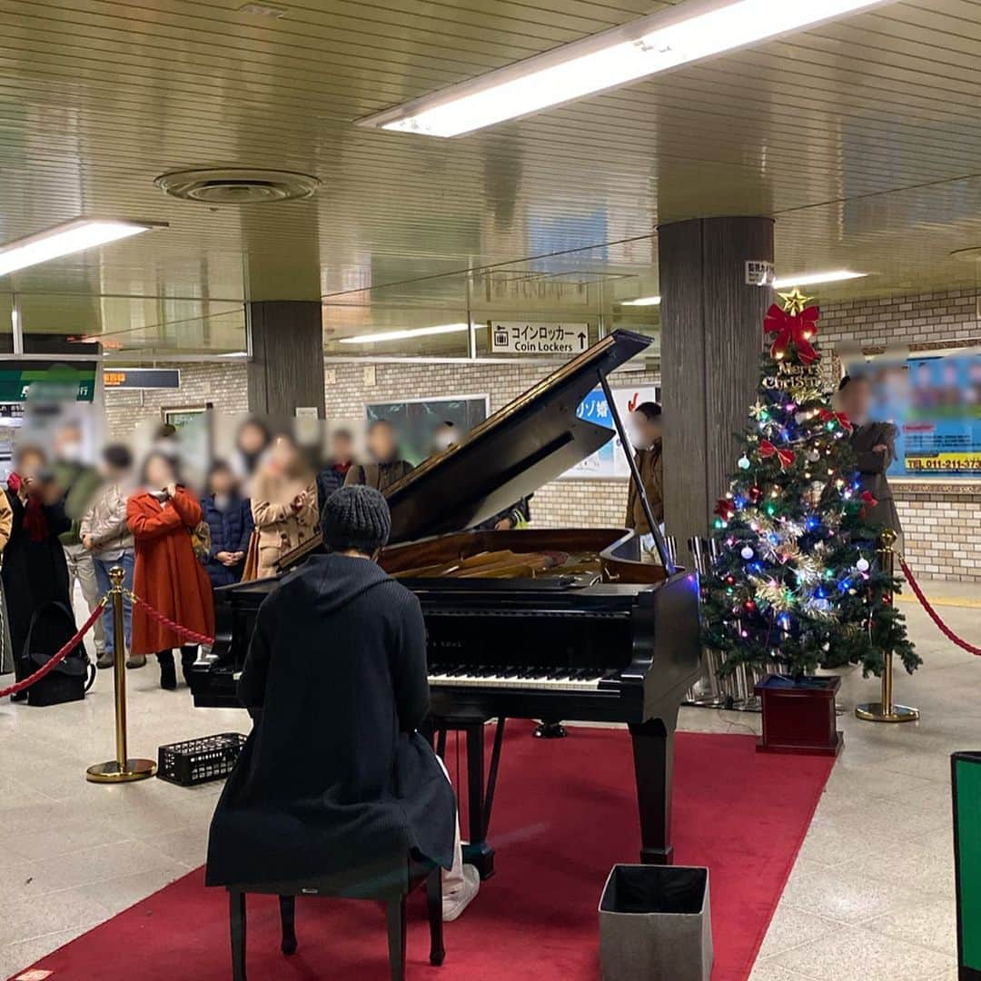佐藤彩さんのインスタグラム写真 - (佐藤彩Instagram)「メリークリスマス🎄 皆さん、クリスマスを満喫していますか？？ . . 私は、いまいちクリスマスモードになりきれないままだったのですが… このあいだ見たファクトリーのツリーを思い出して… サンタさん発見！というワクワク感を思い出し… いつものランパスの会のメンバーとのランチや、大通のストリートピアノを聴きに行って感動したこと、友人といちごパフェを食べられたこと などなど、 なんだかこういう時間は幸せだなーと感じています😊  今日は祖父母の顔を見ることができて、一緒にクリスマスケーキを食べることができた幸せを実感🎂  楽しい時間をありがとう😊  #メリークリスマス #ランパスの会 #このメンバー居心地良くて好き  #ピアノの音色ってやっぱりいい #懐かしいピアノ仲間に会うと #音楽をもうちょっとがんばりたくなった #祖父母とクリスマスを楽しめる幸せ #クリスマスイブにお気に入りのイヤリングを片方なくした #サンタさん見つけて届けてくれないかなーと期待しつつ明日の朝を待ってみる #HBC #アナウンサー #近藤肇 アナ　#佐藤彩」12月25日 20時24分 - hbc_ayasato