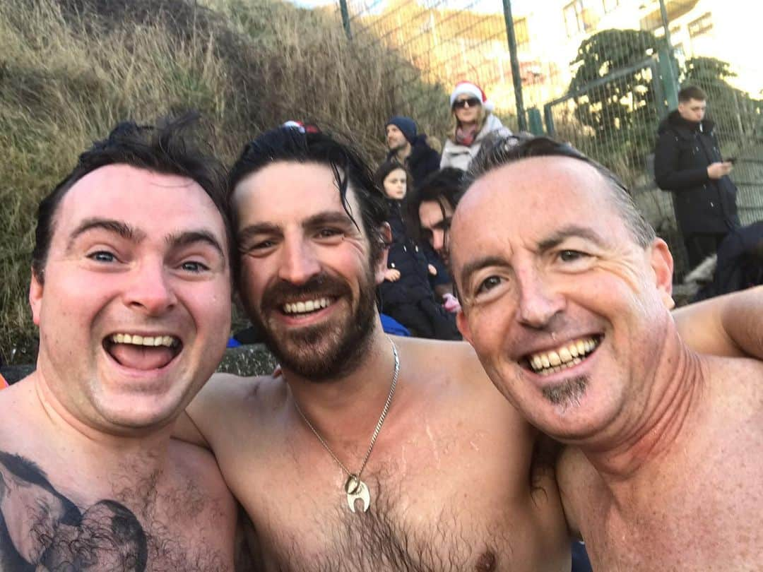 オーエン・マッケンさんのインスタグラム写真 - (オーエン・マッケンInstagram)「Little cheeky Christmas swim with the uncle. The rest of the family bailed cos they thought it would be too cold. (You know who you are.....)....」12月25日 20時25分 - eoincmacken