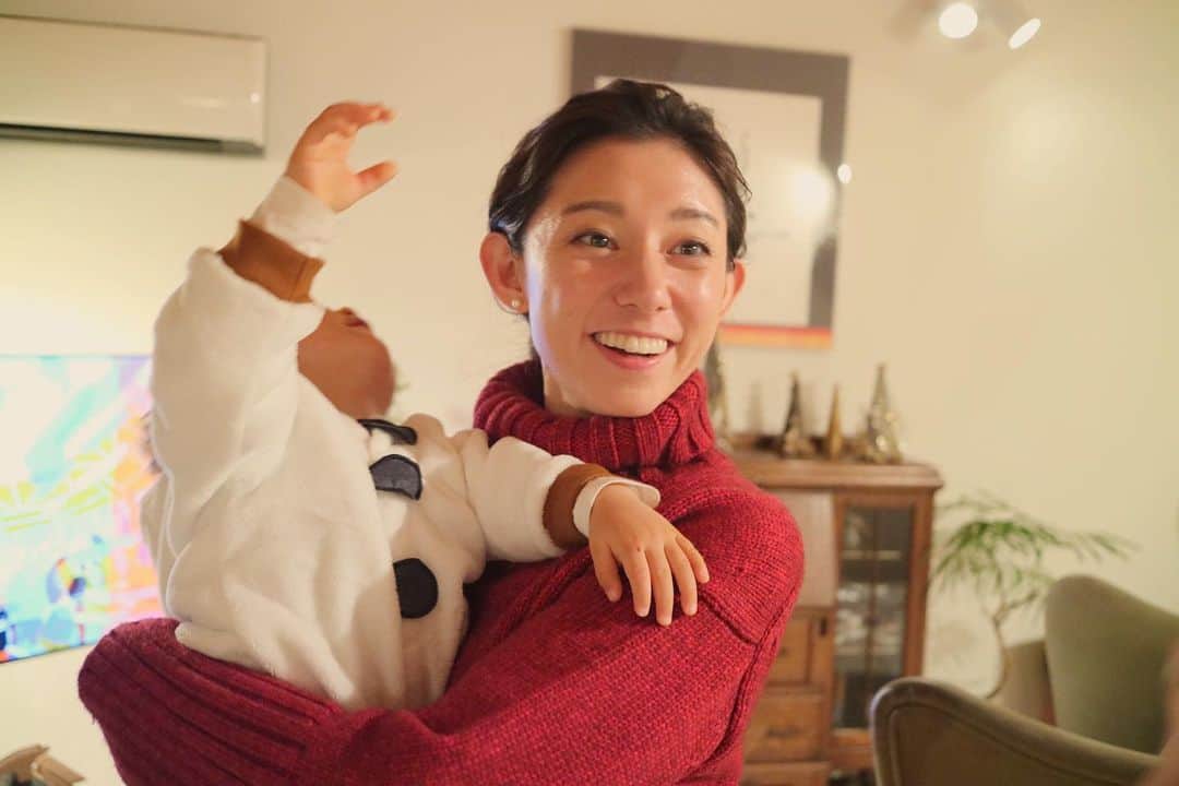 若林理紗のインスタグラム：「Merry Xmas🎄✨﻿ ﻿ 先日実家でのクリスマスパーティー🎅﻿ ﻿ いとこの子どもがオラフになってくれて、﻿ 可愛すぎて総勢10人以上の大人に﻿ 癒しを与えてくれました🤲🏻✨﻿ ﻿ 仕事後帰ったらまだニュースが流れていたので、﻿ みんなが記念撮影をしてくれました(写真②)。﻿ ﻿ 少し照れましたが☺️﻿ 好きな仕事ができて、元気な家族がいてくれて、﻿ 感謝の気持ちいっぱいなパーティーに。 ﻿ 今夜もまったりおうちで、﻿ 母の手作りフルーツサンド。﻿ いちごの酸味とカスタードの甘みの﻿ バランスが秀逸でした🍓✨﻿ ﻿ Wishing everyone a very merry xmas!!﻿ ﻿ ﻿#xmas  #聖夜の夜は  #フルーツサンド  #オラフ  #男の子baby 動き回るー！ #日テレnews24  明日は #thesocial です」