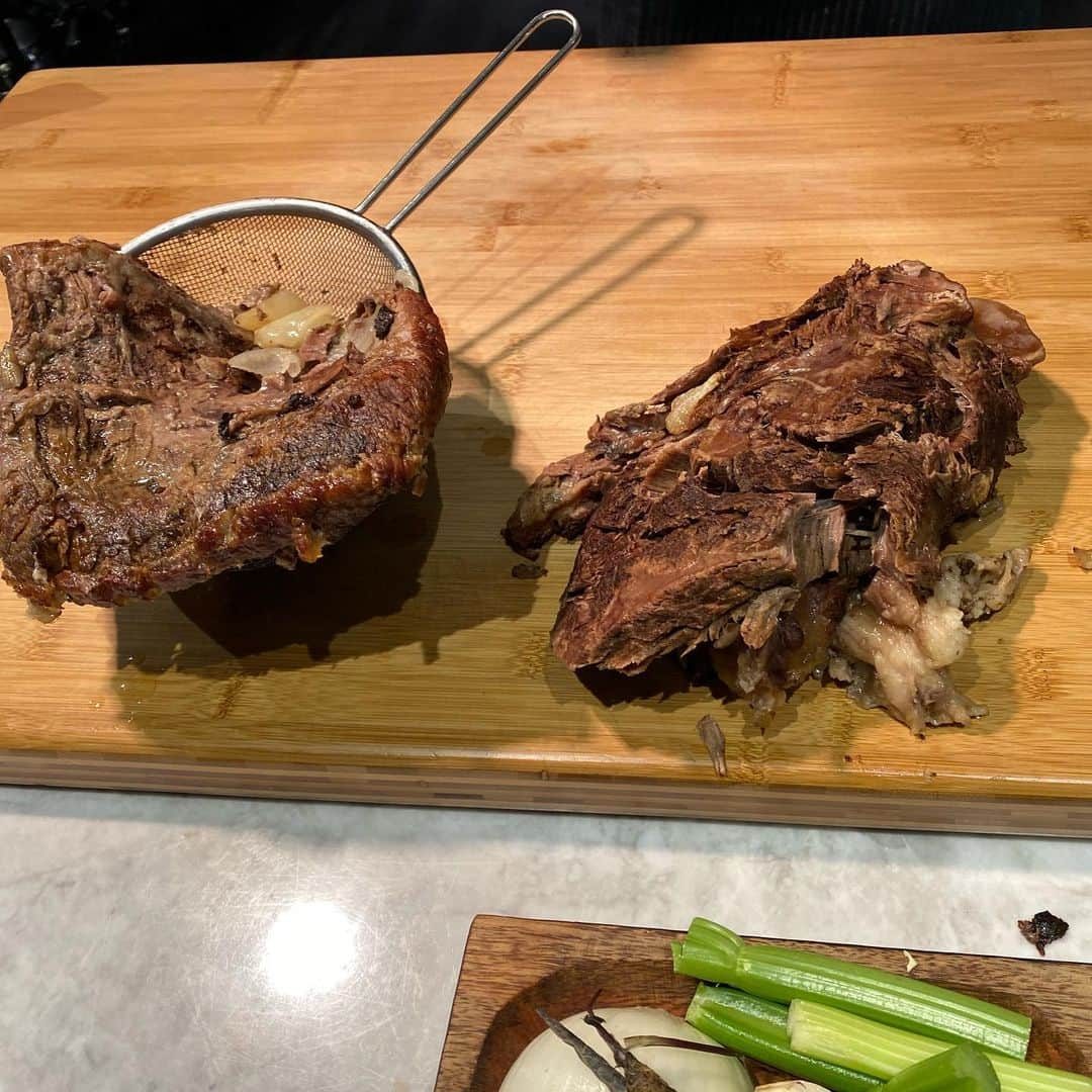 ユリ さんのインスタグラム写真 - (ユリ Instagram)「프랑스 가정식 ‘pot-au-feu’ 포토푀 . 양지머리+부채살+아롱사태 푹 넣어서 추운 날 뜨끈뜨끈하게 만들어먹기 #포토푀 #potaufeu #유리한요리 #有利한요리」12月25日 20時18分 - yulyulk