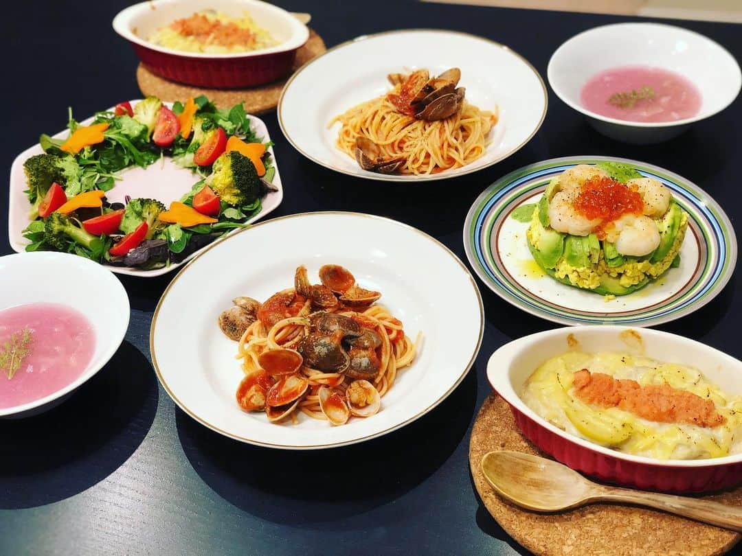 のインスタグラム：「メリークリスマス🎄❣️🥰なんとか作れたー😂今年はお肉無しでいつもよりピースなクリスマス✌️🐮🐷🐔🐥🧡 . ※リースサラダ🥗自家製バジルドレッシング ※エビとアボカド、豆腐のスクランブルのケーキ風 ※紅カブとキャベツのスープ ※ボンゴレロッソ ※ポテトと明太子の豆乳グラタン ・ でした🧡 家族で過ごせるクリスマスに感謝🎄🙏☺️今日がんばったから明日は手抜きしよーっと😂  #クリスマスディナー」