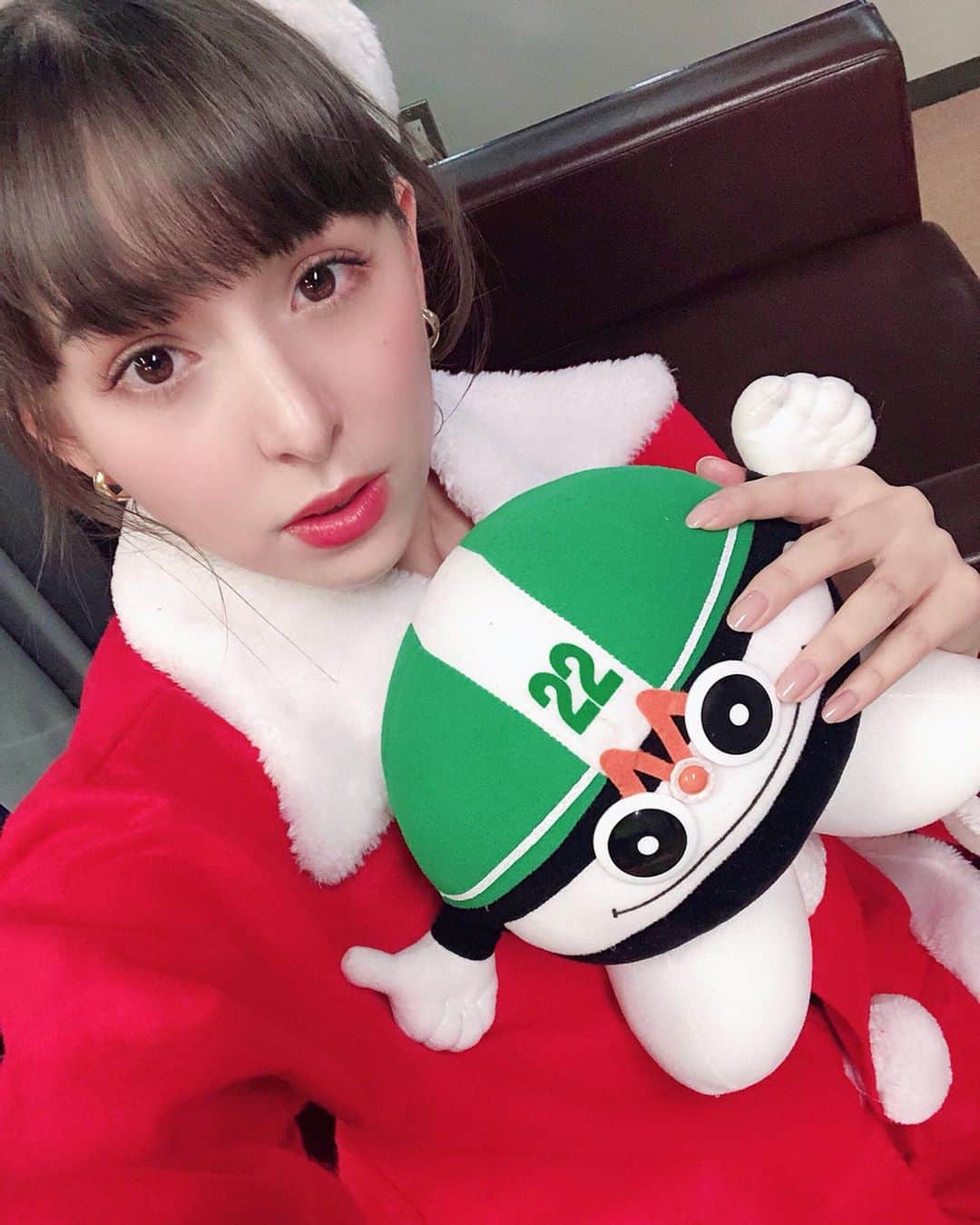 アイシスのインスタグラム：「🤶🏻とチャメット君 クリスマス開催初日終了！！ あした明後日もきばろ🤶🏻✨ #サンタ #滝澤サンタ #🤶🏻 #サンタ服を着ました #santaclaus #クリスマス #当日だもんねい #みんなにとってすてきな日になりますように #チャメット君の色が #いい塩梅に #メリクリ感出してる #よき #merrychristmas #merrychristmas2019 #前橋競輪 #競輪 #KEIRIN」