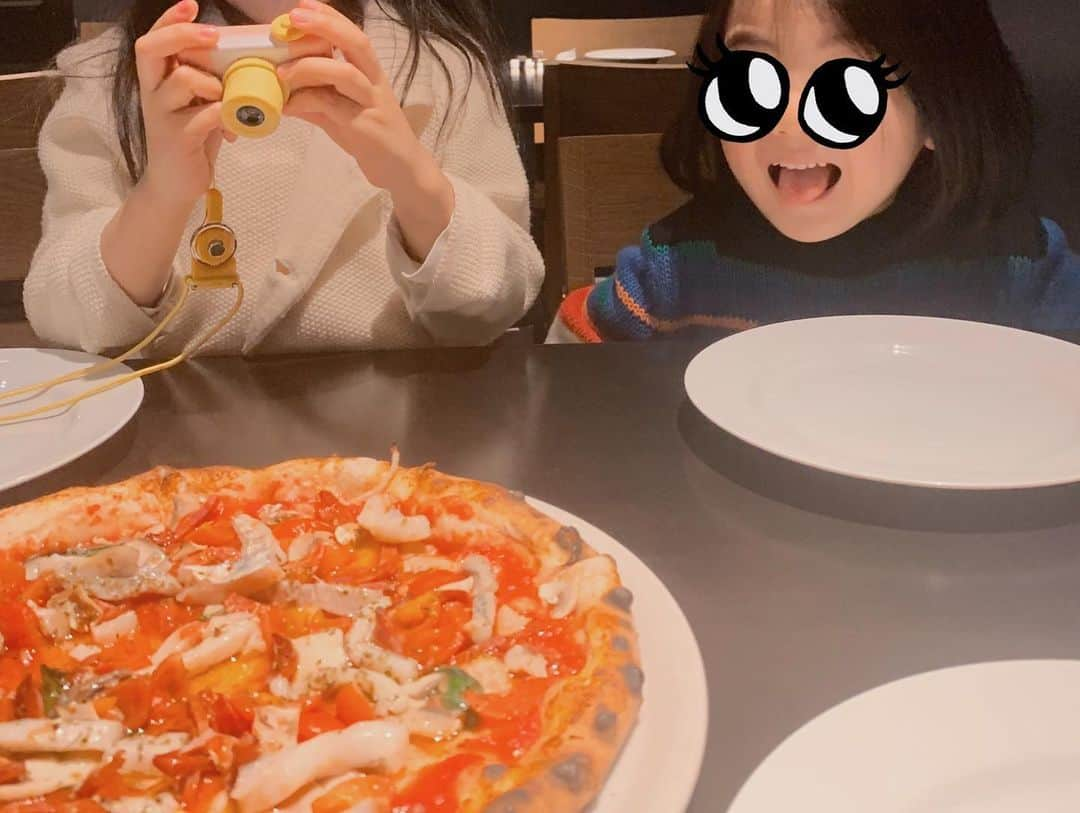 堀江直美さんのインスタグラム写真 - (堀江直美Instagram)「家族みんな大好きな @pizza.juicy ♡ * * ピザが机に置かれて一瞬でなくなる。笑 * 全てがタイプなピザ屋さん♡ * 大人と子供横並びできることにも成長を感じるな〜 * そんなChristmas！🎄 * #Christmas#クリスマス#家族#親子#子供#夫婦#広島グルメ#広島ピザ#pizzajuicy#広島ディナー#家族時間#familytime#hnTabelog#娘カメラ」12月25日 20時21分 - naomiiiiiiiiiiii