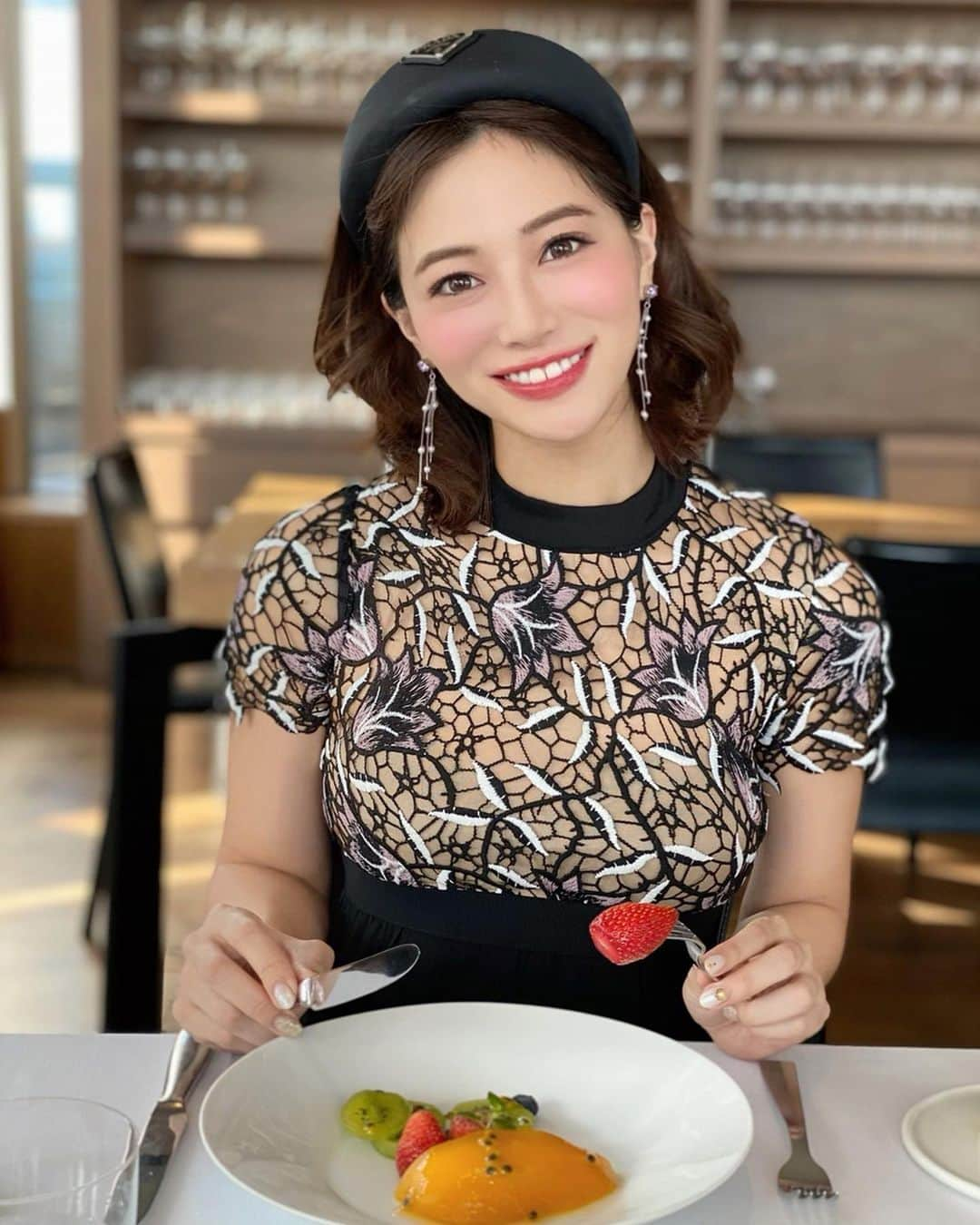 石井里奈さんのインスタグラム写真 - (石井里奈Instagram)「こんばんは🎄☀️ . 今夜は里奈ログ🥰 青山のtworoomsでブランチ🍴 . 前菜に季節の旬のフルーツがあって、休日ちょっと遅めに起きた時のこのブランチの始まりが最高☺️🍓 . たっぷり旬のフルーツを食べてメインはチキンシーザーサラダ🙆‍♀️チキンがプリプリでチキンサラダ界では私の中でナンバーワン❤️笑 . hair... @prada  dress... @tenderlydress_official  earring... @lotus_design_official . 今夜はチーズフォンデュパーティー🧀 みんなで回してプレゼント交換🎁楽しみです🎅喜んでくれるといいなあ！ . #ブランチ #グルメ #food #instafood #branch #tworooms #りなまるグルメ #fruit #フルーツ #サラダ #salad #chicken #チキン #クリスマス #クリスマスパーティー #christmas #christmasparty #xmas #果物 #苺 #prada #プラダ #青山ランチ #表参道ランチ #表参道グルメ #青山グルメ #表参道 #青山 #東京カレンダー #カチューシャ」12月25日 20時33分 - ri7tin1025