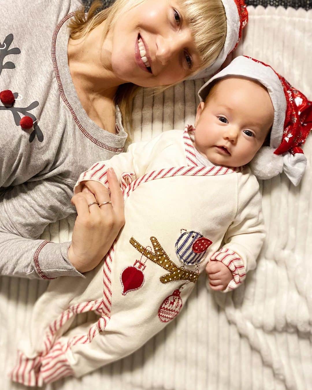 アリオナ・サフチェンコさんのインスタグラム写真 - (アリオナ・サフチェンコInstagram)「The best present! 🎁🥰🎄 Happy Christmas everybody!  _ #christmas #present #gifts #festive #love #baby #happy #myeverything #happymommy」12月25日 20時26分 - aljonasavchenko
