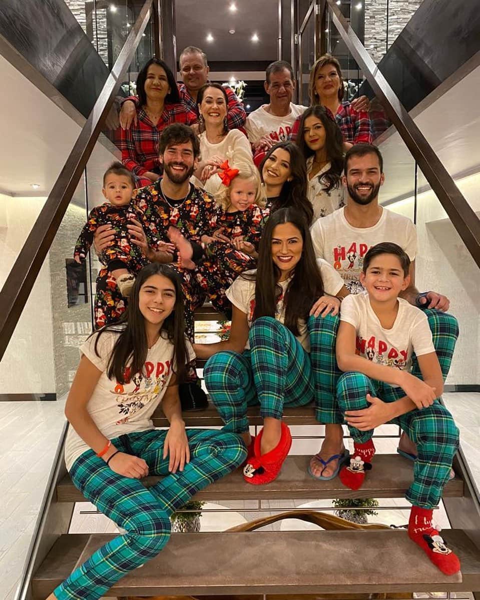 ナタリア・ベッカーのインスタグラム：「Family ❤️🎄🎁 É um presente estar com vocês! #merrychristmas」
