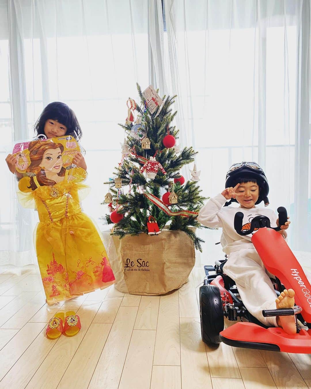 大友愛さんのインスタグラム写真 - (大友愛Instagram)「よかったねッ🎁✨ #クリスマスプレゼント #ベルのドレス #Hypergogo @shin_life0617」12月25日 20時36分 - ai_dayooon