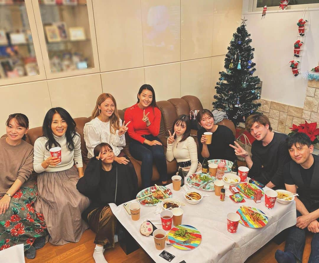 薬丸玲美さんのインスタグラム写真 - (薬丸玲美Instagram)「. Merry Christmas🎄✨ . 皆さんはどんなクリスマスをお過ごしですか？ 私は家族とゆっくりなクリスマスを過ごしています❤️ . 先日お世話になっている方々と 毎年恒例薬丸家クリスマスパーティーを2日間やりました！✨ . とっても楽しい１週間だったなぁ🥰 . そして、、、 今年はなんとサンタさんがきました！ 妹は大好きなアイドルのグッズを！ 弟と私は妹に言われるがままサンタさんにお手紙を書き、 ヒートテックの靴下をお願いしました！ そしたらなんとヒートテック靴下沢山とヒートテック手袋が！🥺 . サンタさんありがとうございます🎅🏼 . #merrychristmas #2019 . #薬丸玲美 #薬丸裕英 #保田圭 さん #井森美幸 さん #DreamAmi ちゃん #DreamAya ちゃん #すみれ ちゃん #稲村亜美 ちゃん #城田優 くん #ちゃんだい さん #城田優くんの兄 #谷まりあ ちゃん #千秋 さん #松嶋尚美 さん #矢沢心 さん #東尾理子 さん #石田純一 さん #有村昆 さん #丸岡いずみ さん #松本伊代 さん #ゲッターズ飯田 さん」12月25日 20時36分 - remi_yakumaru