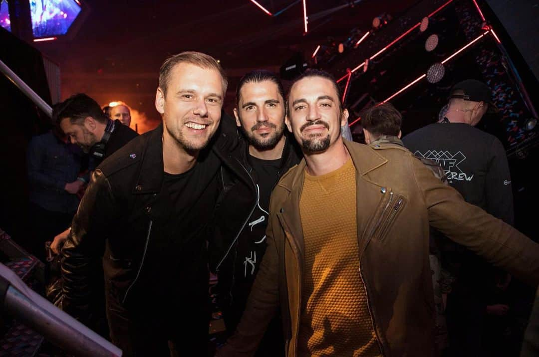 Dimitri Vegas & Like Mikeさんのインスタグラム写真 - (Dimitri Vegas & Like MikeInstagram)「Happy birthday to our brother @arminvanbuuren !! Have a great day filled with love 🌲」12月25日 20時36分 - dimitrivegasandlikemike