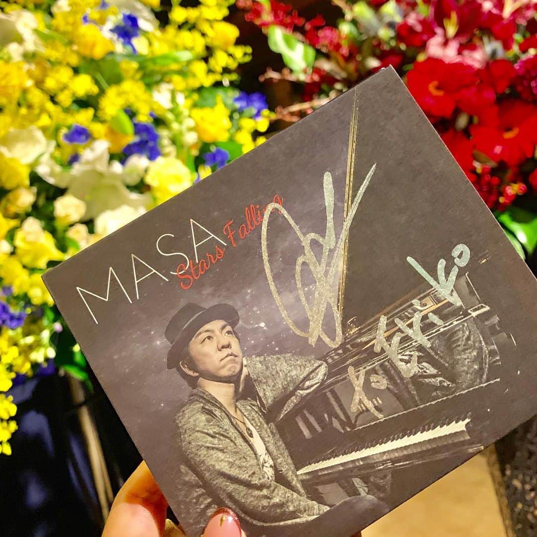 のインスタグラム：「🌼🌹 マサさんのLIVE🎶 LIVEが始まる前から、パフォーマーの方が会場を盛り上げて、お客さんもみんな笑顔で、すごく暖かい空間🌹 LIVE始まってからは、圧巻。 今まで感じたことのない感情が…なんだろう。釘付けにされる感じ。語彙力なくて すごいしか言えないw  ひたすら感動しました🥺✨ マサさんは、あんちゃん @annaishii94 が東京に遊びに来た時に、一緒にお好み焼き食べに行ってお友達になった方！！ まさかの、今度出演する「地球ゴージャス〜星の大地に降る涙〜」の主題歌、 EXILE「愛すべき未来へ」の作曲はマサさんでした！笑 LIVEでも演奏していただいて、+生歌で聴くことが出来て涙が…✨ CDも買って、ちゃっかりサインもいただきました🙆‍♀️ マサさんありがとうございます✨✨ そしてあんちゃん、素敵な出会いをありがとう♥️ #masa #masat #宅見将典  #愛すべき未来へ #EXILE #地球ゴージャス」