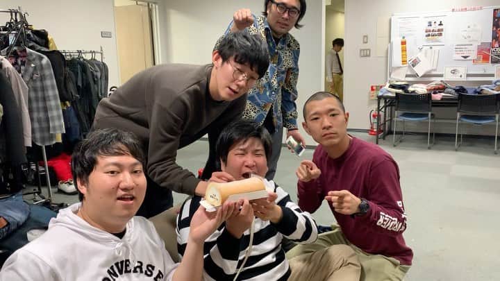 池田真一のインスタグラム：「サンタさんからハイキック寄席メンバーにクリスマスプレゼントで堂島ロール頂きました！」