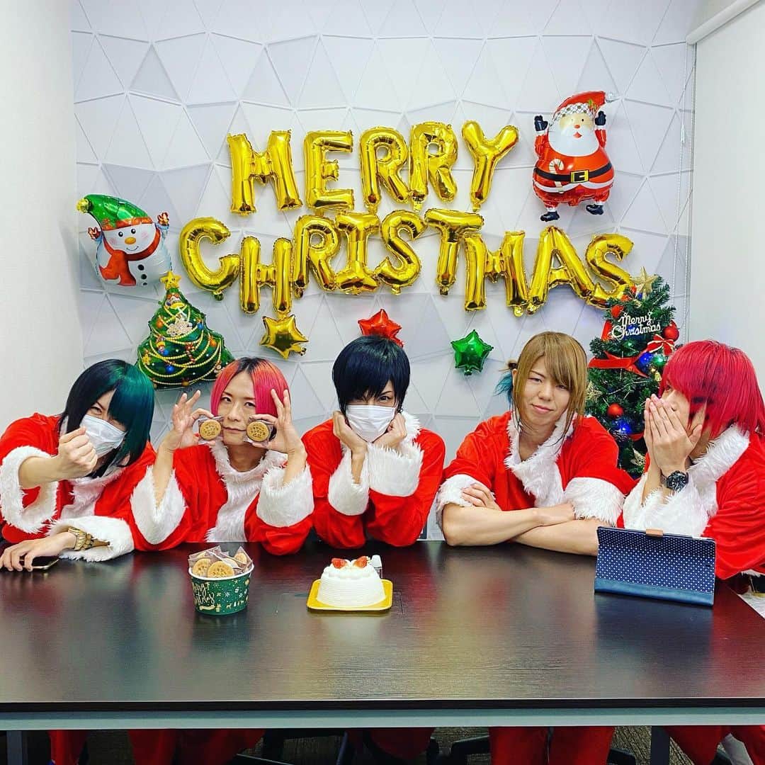 己龍のインスタグラム：「🎄メリークリスマス🎄 己龍とクリスマス会&己龍チャンネル生配信ありがとうございました☃️ 己龍からのプレゼントも🎁  #己龍 #kiryu #子龍#merrychristmas #めりーくりすます🎄 #ファンミーティング #サンタアクリルスタンド #己龍gift #クリスマスカード #己龍クッキー #己龍の今夜は寝かさNight⭐️ #とか言いつつ放送はオールナイトじゃないよ」