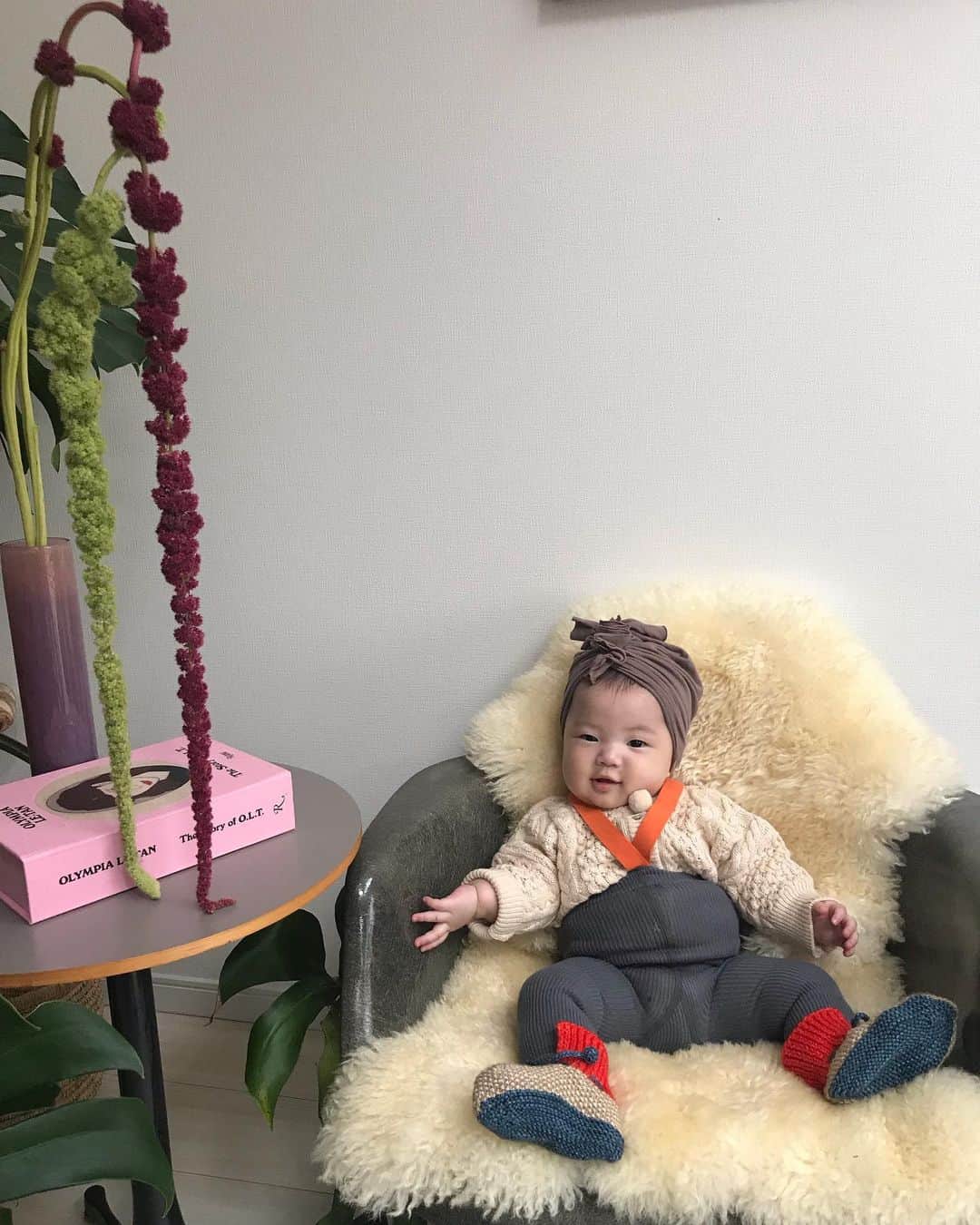 濱中鮎子のインスタグラム：「今日はクリスマスですが、お嬢と出勤。 一日お利口さんでした。涙  とてつもないハッピーなことも聞けて幸せな一日でした。  そしてお嬢は夢の中〜😴 #お嬢とファッション」