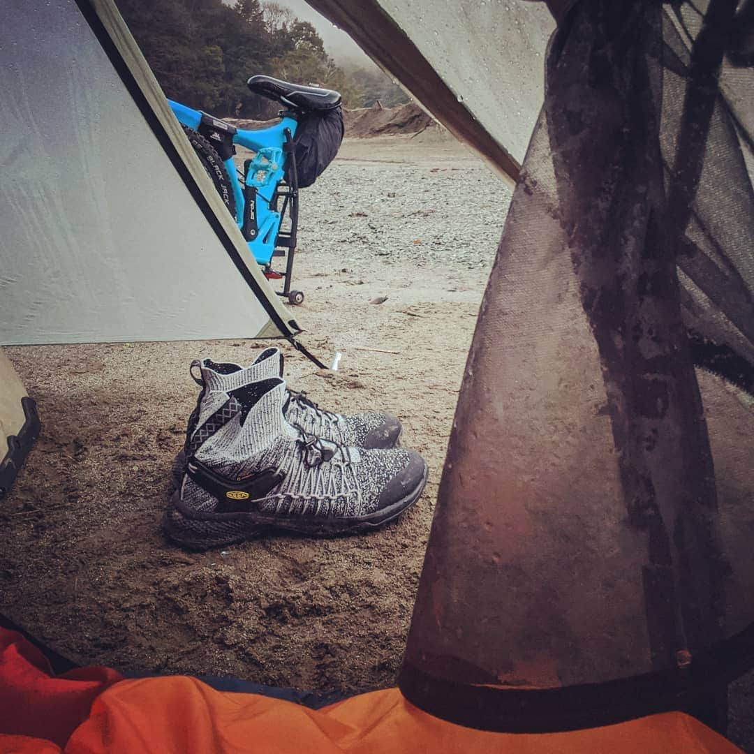 山下晃和さんのインスタグラム写真 - (山下晃和Instagram)「【CAMP】Sweeeeet.  #bigsky #sleepingbag #xmas #2ndcar夜の部 #バイクアンドキャンプ #bikeandcamp #自転車キャンプツーリング #TOURING #travelbybike #冬キャンプ #winter #Japan #bonfire #CAMP #birdy #birdybikes  #フォールディングバイク #KEENAMBASSADOR  #KEENJAPAN  #uneek #exploreuneek #ポリゴンネスト #冬支度 #冬KEEN」12月25日 20時39分 - travel_akikazoo