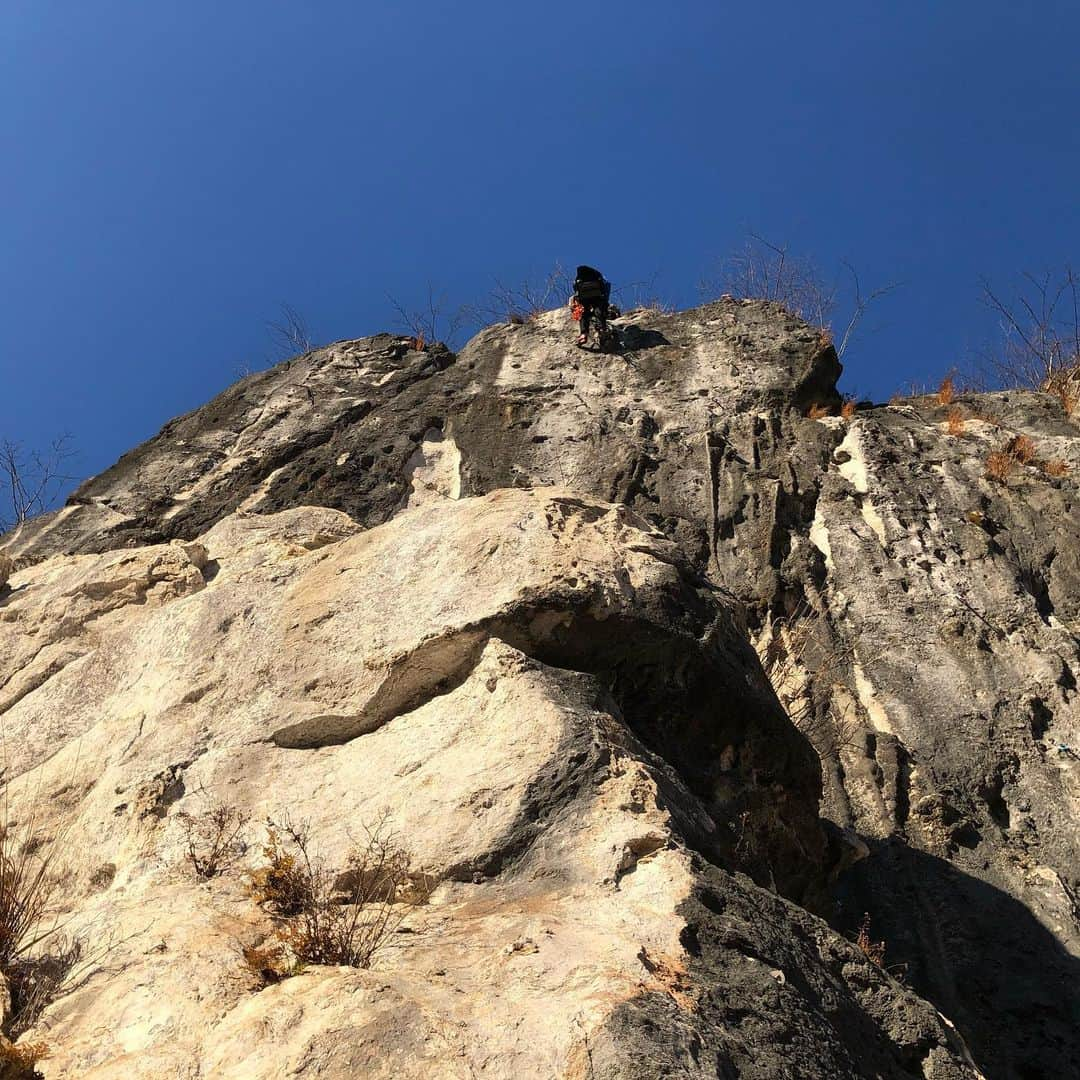 平山ユージさんのインスタグラム写真 - (平山ユージInstagram)「久しぶりの二子山、スゲ〜気持ち良かった〜☀️☀️🙌🏻🙌🏻 そして、皆さんへメリークリスマス🎁ですね🎅🎄 Haven’t been in Futago for long long time. Great to be back with good friends☀️feeling 100% fueled my heart✨✨ Wish your Merry Christmas 🎄🎅🎅 @thenorthfacejp  @beal.official  @blackdiamond  @climbskinspain  @climbparkbasecamp  @boulderpark_basecamp  @basecamptokyo  @basecamponlineshop  #小鹿野町　#ogano #oganoic #小鹿野クライミング委員会 #firmamento」12月25日 20時45分 - yuji_hirayama_stonerider