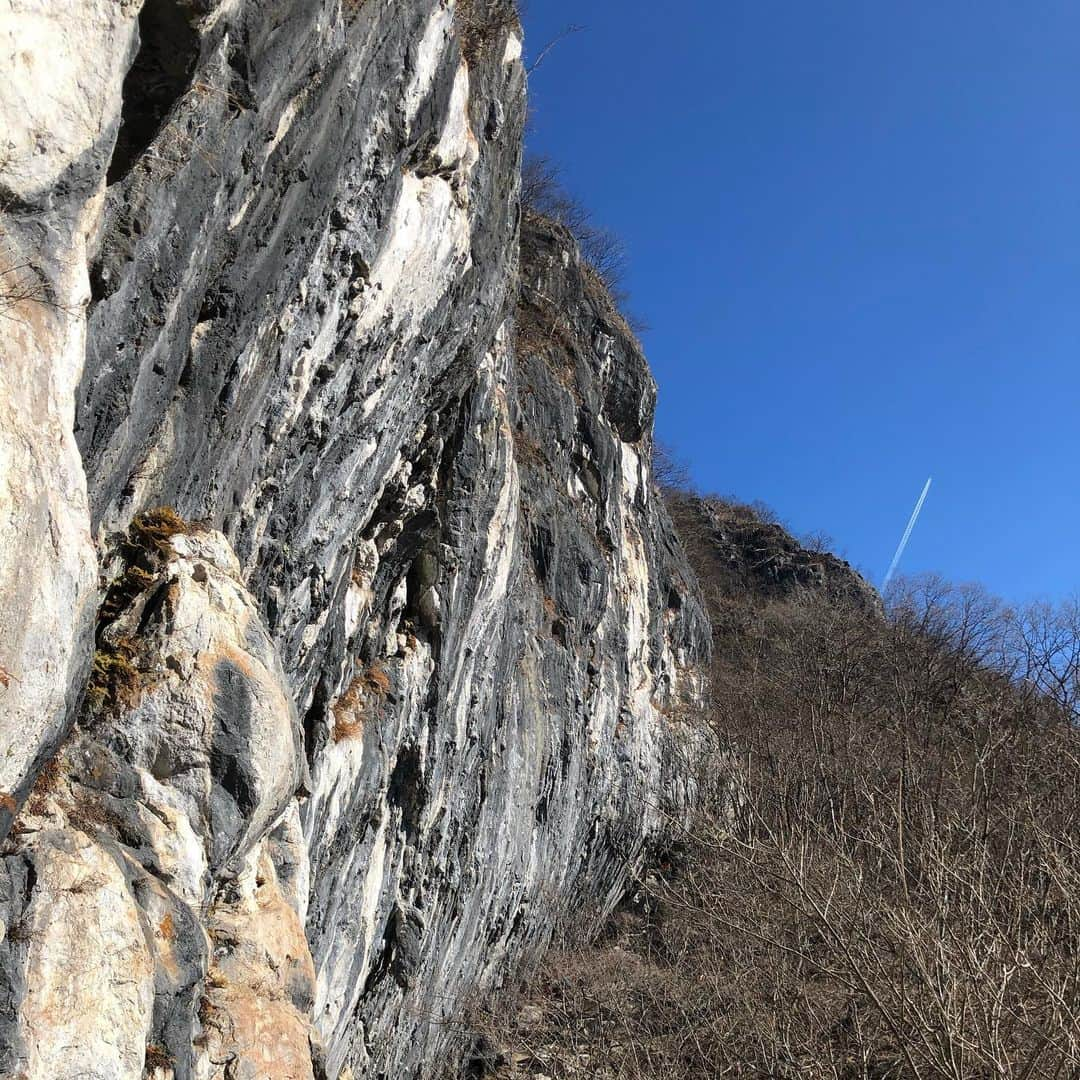 平山ユージさんのインスタグラム写真 - (平山ユージInstagram)「久しぶりの二子山、スゲ〜気持ち良かった〜☀️☀️🙌🏻🙌🏻 そして、皆さんへメリークリスマス🎁ですね🎅🎄 Haven’t been in Futago for long long time. Great to be back with good friends☀️feeling 100% fueled my heart✨✨ Wish your Merry Christmas 🎄🎅🎅 @thenorthfacejp  @beal.official  @blackdiamond  @climbskinspain  @climbparkbasecamp  @boulderpark_basecamp  @basecamptokyo  @basecamponlineshop  #小鹿野町　#ogano #oganoic #小鹿野クライミング委員会 #firmamento」12月25日 20時45分 - yuji_hirayama_stonerider