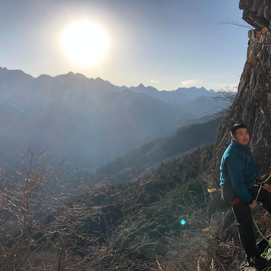 平山ユージさんのインスタグラム写真 - (平山ユージInstagram)「久しぶりの二子山、スゲ〜気持ち良かった〜☀️☀️🙌🏻🙌🏻 そして、皆さんへメリークリスマス🎁ですね🎅🎄 Haven’t been in Futago for long long time. Great to be back with good friends☀️feeling 100% fueled my heart✨✨ Wish your Merry Christmas 🎄🎅🎅 @thenorthfacejp  @beal.official  @blackdiamond  @climbskinspain  @climbparkbasecamp  @boulderpark_basecamp  @basecamptokyo  @basecamponlineshop  #小鹿野町　#ogano #oganoic #小鹿野クライミング委員会 #firmamento」12月25日 20時45分 - yuji_hirayama_stonerider