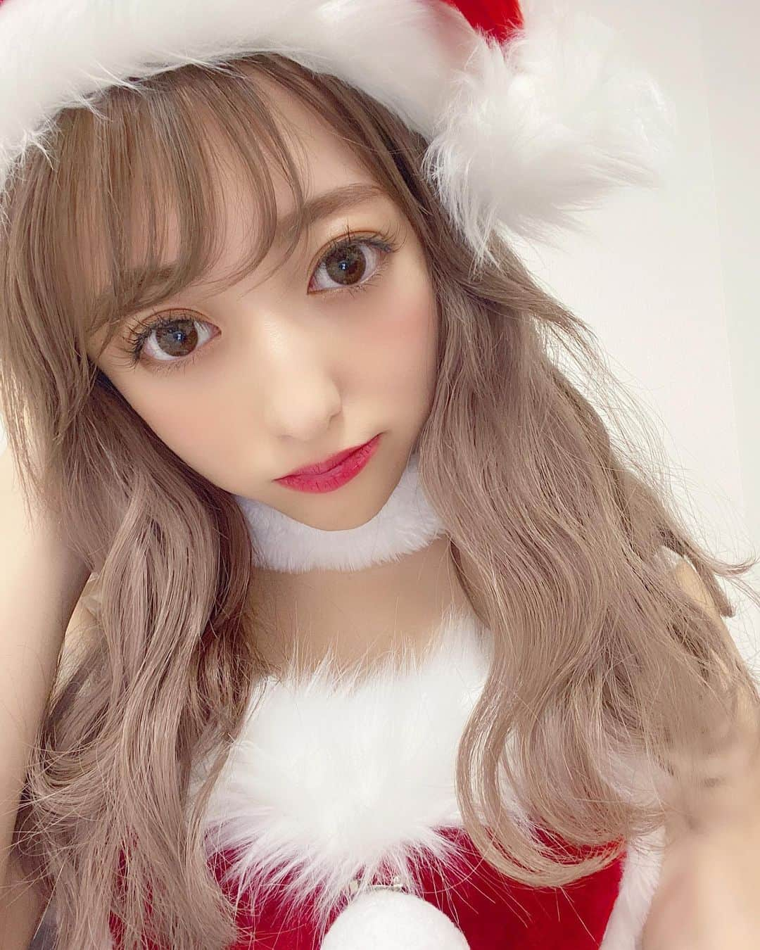 ひなたろす（佐原ひなた）さんのインスタグラム写真 - (ひなたろす（佐原ひなた）Instagram)「merry🎅🎄🎁Xmas❤︎🎅﻿ ﻿ 今日はお昼から充実しすぎてて﻿ 48階の展望台行って、、最高に感動して 美味しいランチたべて、、♩﻿ ケーキ買いに行って🤎🤍 初めてこんな最強なクリスマス🎄かも、、 ﻿ 今は、お家でケーキと🍰🧁チキン食べて﻿ サンタきて🎅写メ撮ってすぐ脱ぎ捨てました。笑﻿  そんな、なう写メ🎅﻿ こんなハッピーな日は久しぶり☺︎❤️ さて、お風呂溜めてゆっくりしよぉ〜🛁 ﻿ #xmas #クリスマス　#サンタコス﻿ ﻿ #팔로우환영　#팔로우반사　#팔로우해요﻿ #팔로미 #팔로우미　#팔로우그램　﻿ #맞팔#맞팔환영　#맞팔해요　#メリクリ #サンタ」12月25日 20時47分 - saharahinata