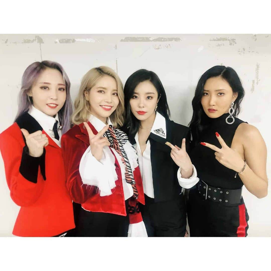 Mamamooさんのインスタグラム写真 - (MamamooInstagram)「. [#마마무] 무무들! 2019 SBS 가요대전  모두 본방사수하셨나요⁉️ 크리스마스의 선물 같은 우리 맘둥이들과  함께 오늘 하루도 알차게 마무리🤟 ps. 무무들 조심히 가요😘  #MAMAMOO #2019SBS가요대전」12月25日 21時00分 - mamamoo_official