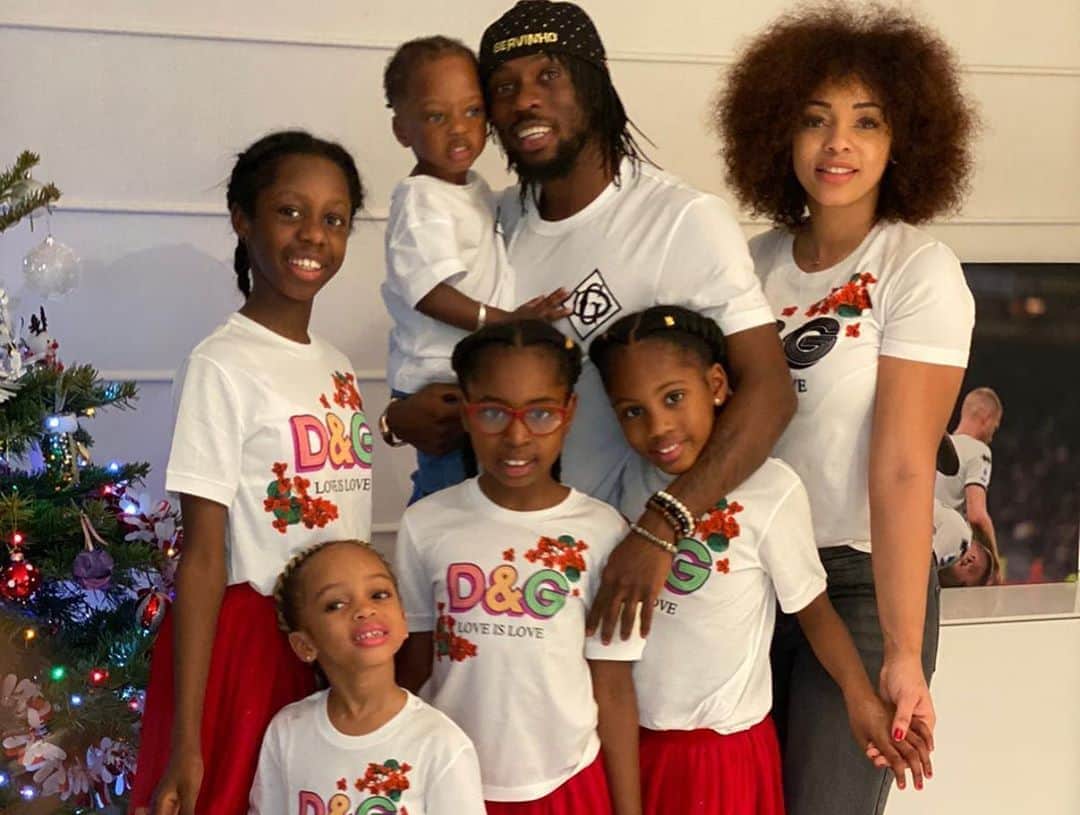 ジェルヴィーニョのインスタグラム：「🎅🏾 To all of you and to your families, we wish a Merry Christmas 🎄 •••••••••••••••••••••••••••••••••••••••••••••••• #familytime  #enjoy  #2019」