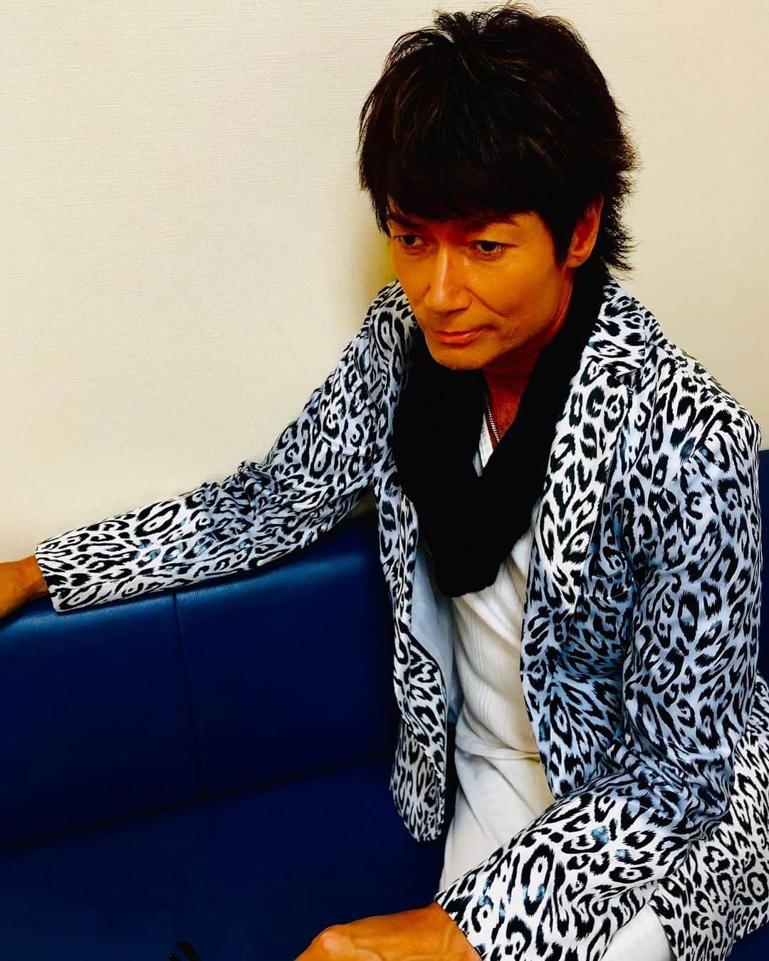 マイケル富岡のインスタグラム：「Merry Merry Christmas to you all♡ ちなみに…このような派手な衣装 普段 着てませんょ…笑 #収録 #本番 #joytotheworld #マイケル富岡 #俳優 #タレント #love #christmas #merrychristmas #actor #actorslife #shooting #クリスマス」
