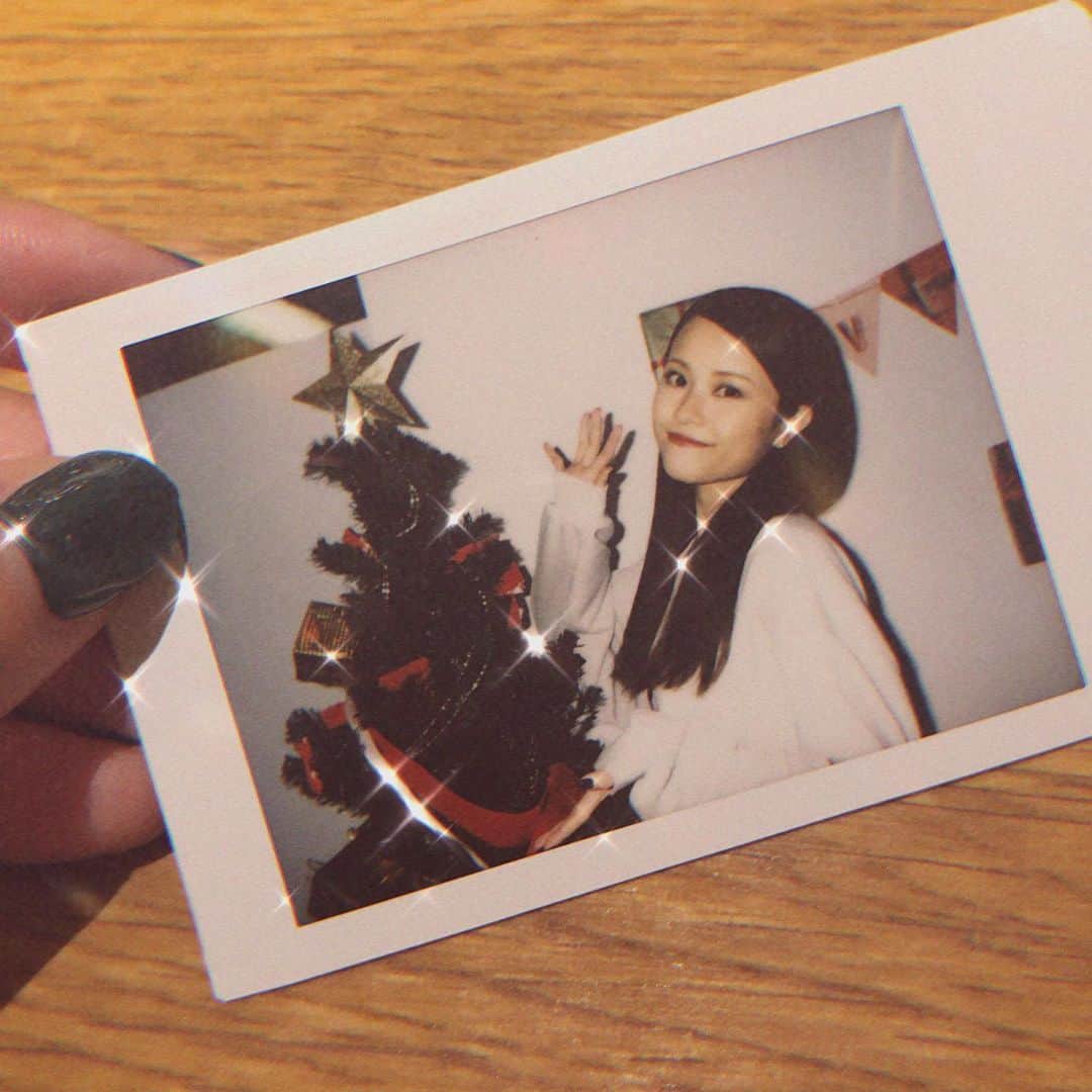 MiracleVellMagicのインスタグラム：「Merry Christmas! 🎄🌹 みんなが素敵なクリスマスの夜を過ごしていますように…。❤︎ ちなみにベルは映画を観に来ています。ジュマンジ。ポップコーンを右手に。ペプシゼロを左手に。からあげを膝の上に。メリーアンヘルシークリスマス！ #vellymerrychristmas」