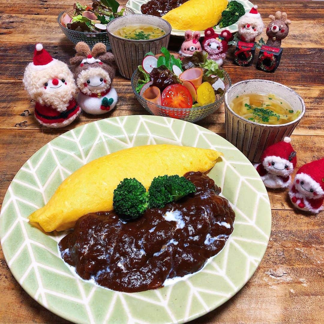 chaako ちゃあこのインスタグラム：「2019.12.25 * * 今日の晩御飯٩(๑❛ᴗ❛๑)۶ * ＊ビーフシチューオムライス ＊サラダ ＊野菜スープ ＊クリスマスケーキ * でした(๑´ڡ`๑) * 今日は毎年の定番、イヴの残りのビーフシチューでオムライスです。 * 食後にクリスマスケーキがあるので、オムライスは小さめで。 * クリスマスケーキは、#15tsubo さんのヌガティーヌショコラ。 * これがね、めっちゃ美味しいケーキで。 予約した時は普通の苺のケーキにしてたんだけど、その時に気になってたこのケーキの小さい物があったので、買ってみたら…旦那共々手が止まらなくて(笑) * 即電話して、変更しました(￣m￣*) * コーヒーのスポンジにショコラクリームに、中にもナッツがたっぷりで、上のサクサククランチがまた堪らない美味しさで♡私の乏しい表現では表せません(笑) * サイズも12cmで、2人で丁度良かったです。 旦那はもっと大きいのが良いって言ってたけど(￣∀￣)残念ながらワンサイズなのよー * 私はチョコはそんなに好きじゃないけど、これは本当に美味しかったです(*≧∀≦) * 来年もバレンタインもこれにしようかな(笑) そしたら作らなくていいし(▼∀▼)ﾆﾔﾘｯ * * *」