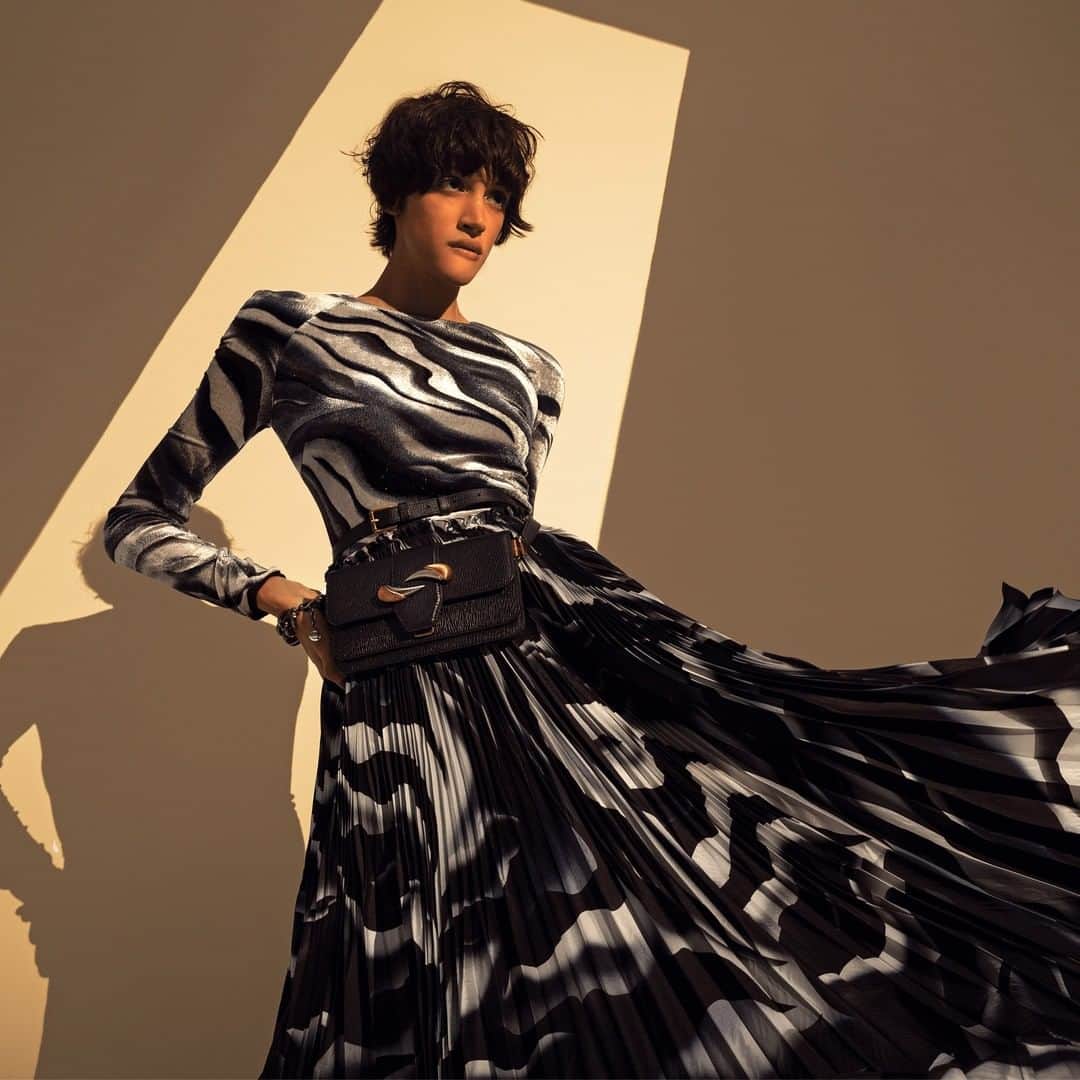 のインスタグラム：「Prints portray #RobertoCavalli's spirit: its authenticity embodies a secret desire. #RobertoCavalliFW19 #RobertoCavalliGifts」