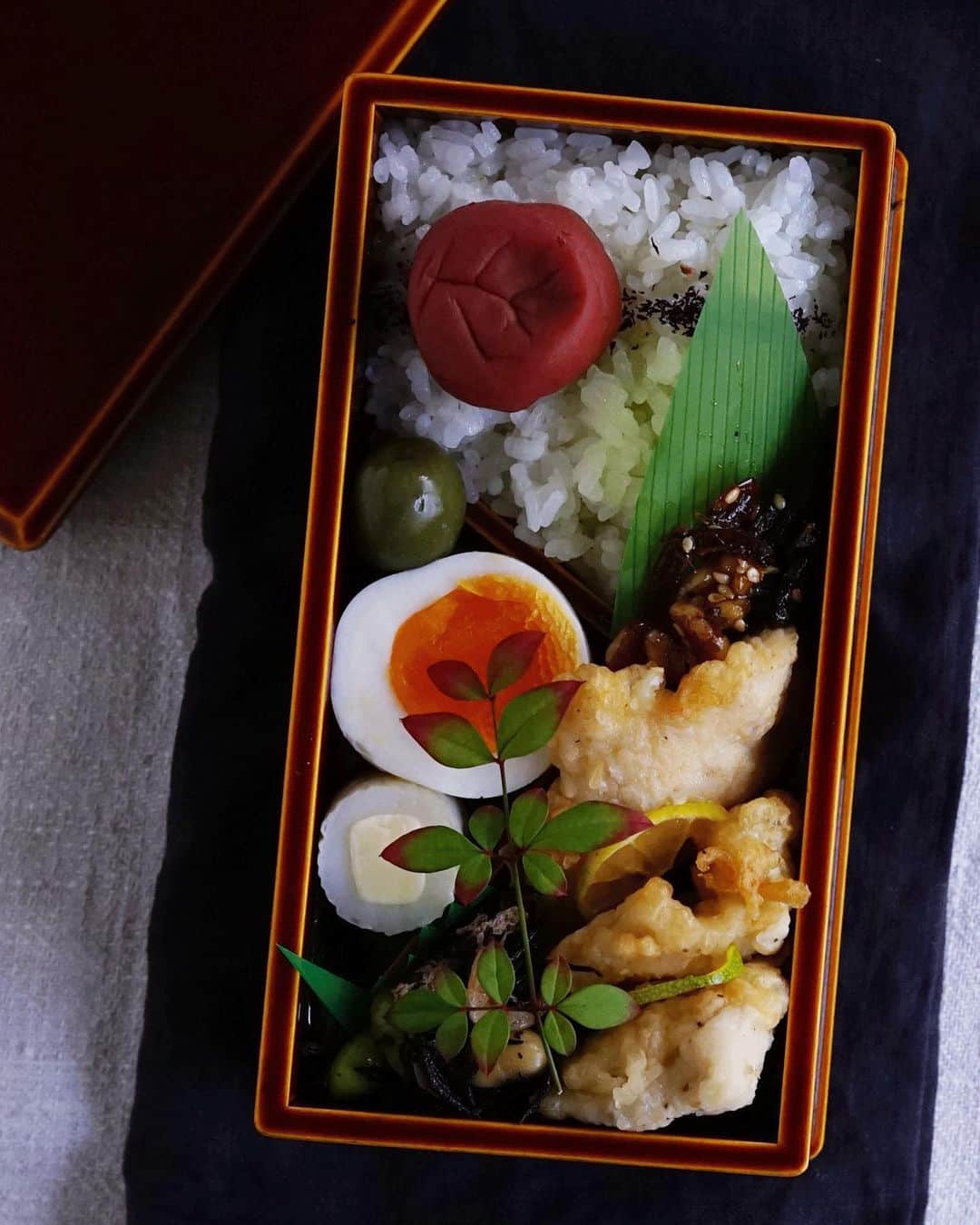 Ryoko Yunokiのインスタグラム：「+ + + Tempura chicken bento/鶏天弁当 . *rice and umeboshi *tempura chicken *chikuwa and cheese *hard-boiled egg *hijiki salad *soy-glazed walnuts and fish . ＊ご飯と梅干し ＊鶏天 ＊竹輪チーズ ＊ゆで卵 ＊ヒジキの煮物 ＊胡桃と玉筋魚の佃煮 + + + #bento #お弁当 #丸の内弁当 #f52grams #春慶塗 #飛騨春慶」