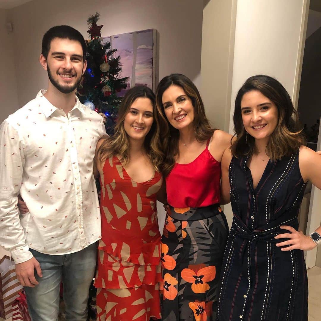 ファチマ・ベルナルデスのインスタグラム：「E assim foi a noite de Natal! Com muito amor. Hoje tem mais.🙏💝🎅🏻🎄」