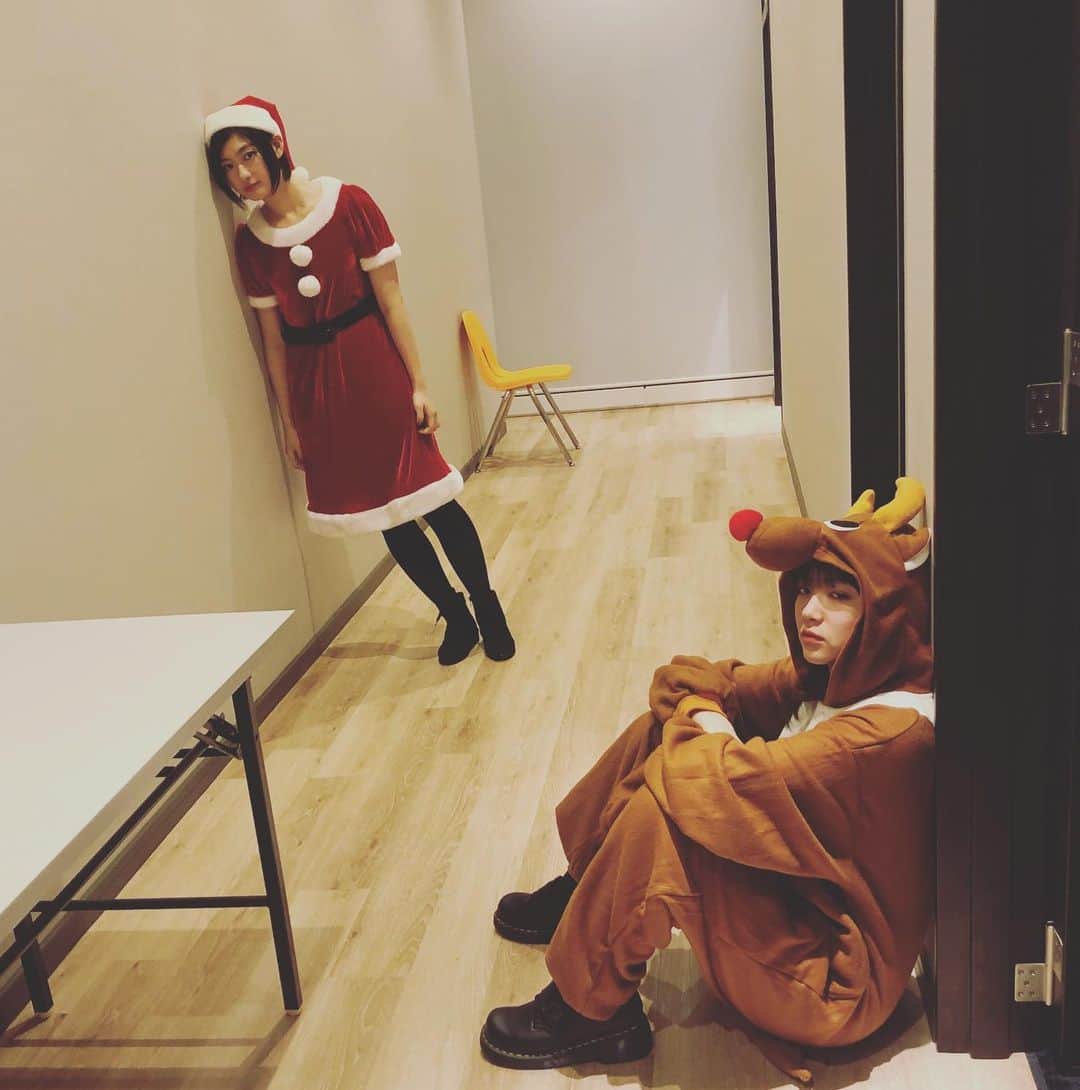 小林歌穂さんのインスタグラム写真 - (小林歌穂Instagram)「ホー、ホー、ホー！！﻿ ﻿ メリーメリークリスマス🎄﻿ ステキなクリスマスをっ( ´ ▽ ` )﻿ ﻿ ﻿ #小林歌穂#中山莉子#クリスマス#プレゼント配り行きな#だるそうにすな#斜めるな#あはは」12月25日 21時07分 - kobayashi_kaho_official